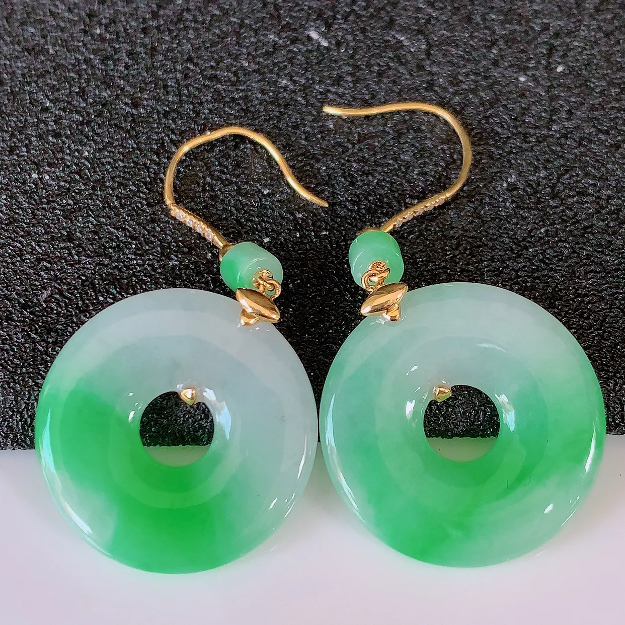 自然光实拍 18k金镶嵌飘绿翡翠平安扣耳坠，沁人心脾，豪华镶嵌而成，耳坠佩戴效果大气出众，尽显气质。种水好，胶感足，颜相当漂亮，高性价比，值得入手品鉴！#83.26耳坠整体长36*19*3.3裸石19*19