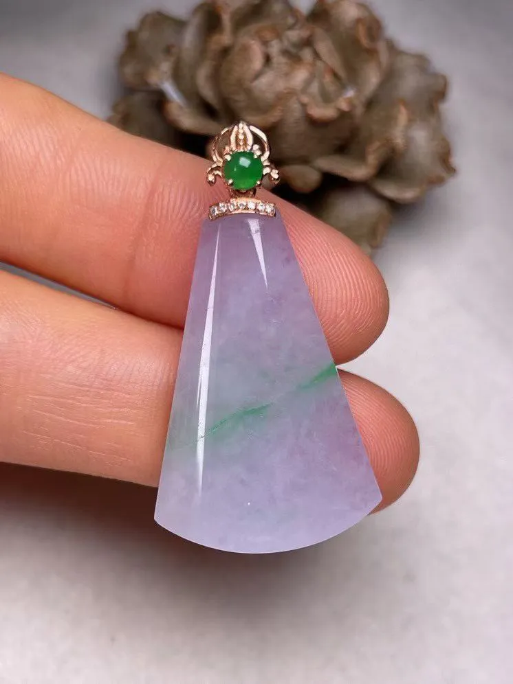 冰糯种紫罗兰无事牌吊坠、真金真钻镶嵌，种水好，玉质细腻 .裸石尺寸 28.5*19.5