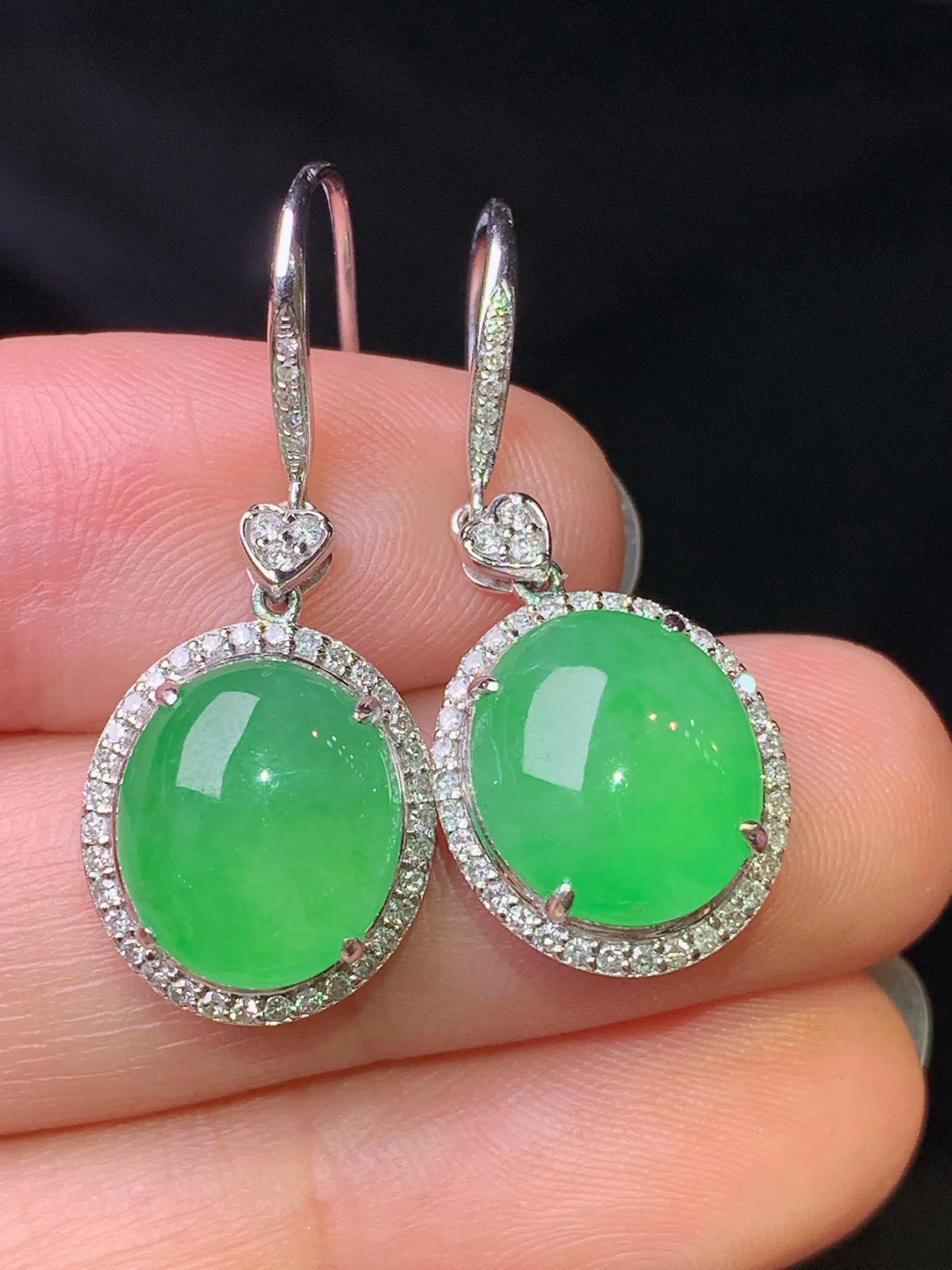 18k金钻镶嵌满绿蛋面耳坠 玉质细腻 色泽清新艳丽 整体尺寸29.5*12.3*7