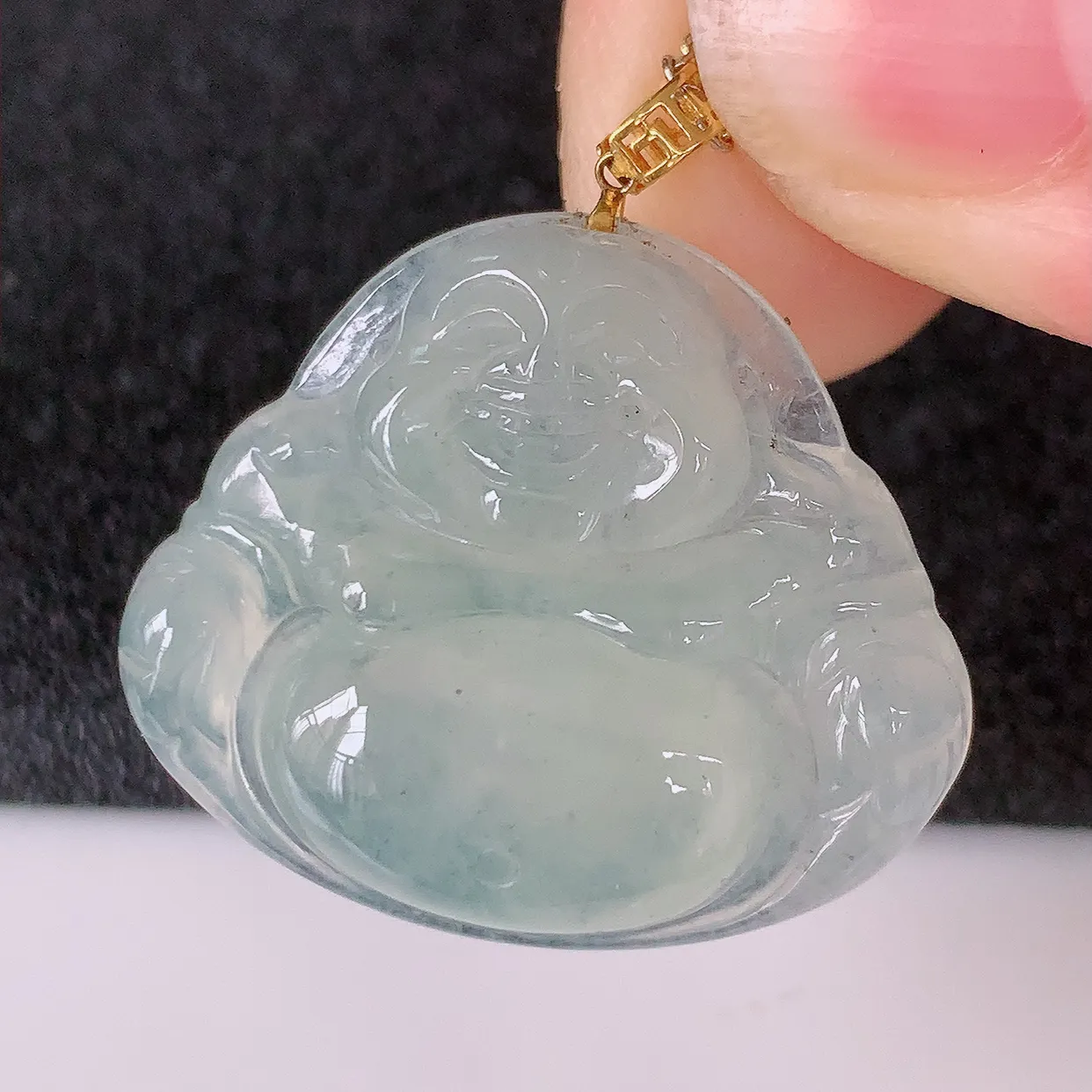 自然光实拍，18K金镶嵌冰种翡翠玉佛公吊坠，款式新颖，佩戴效果时尚出众，尽显气质，玉质细腻，美感十足