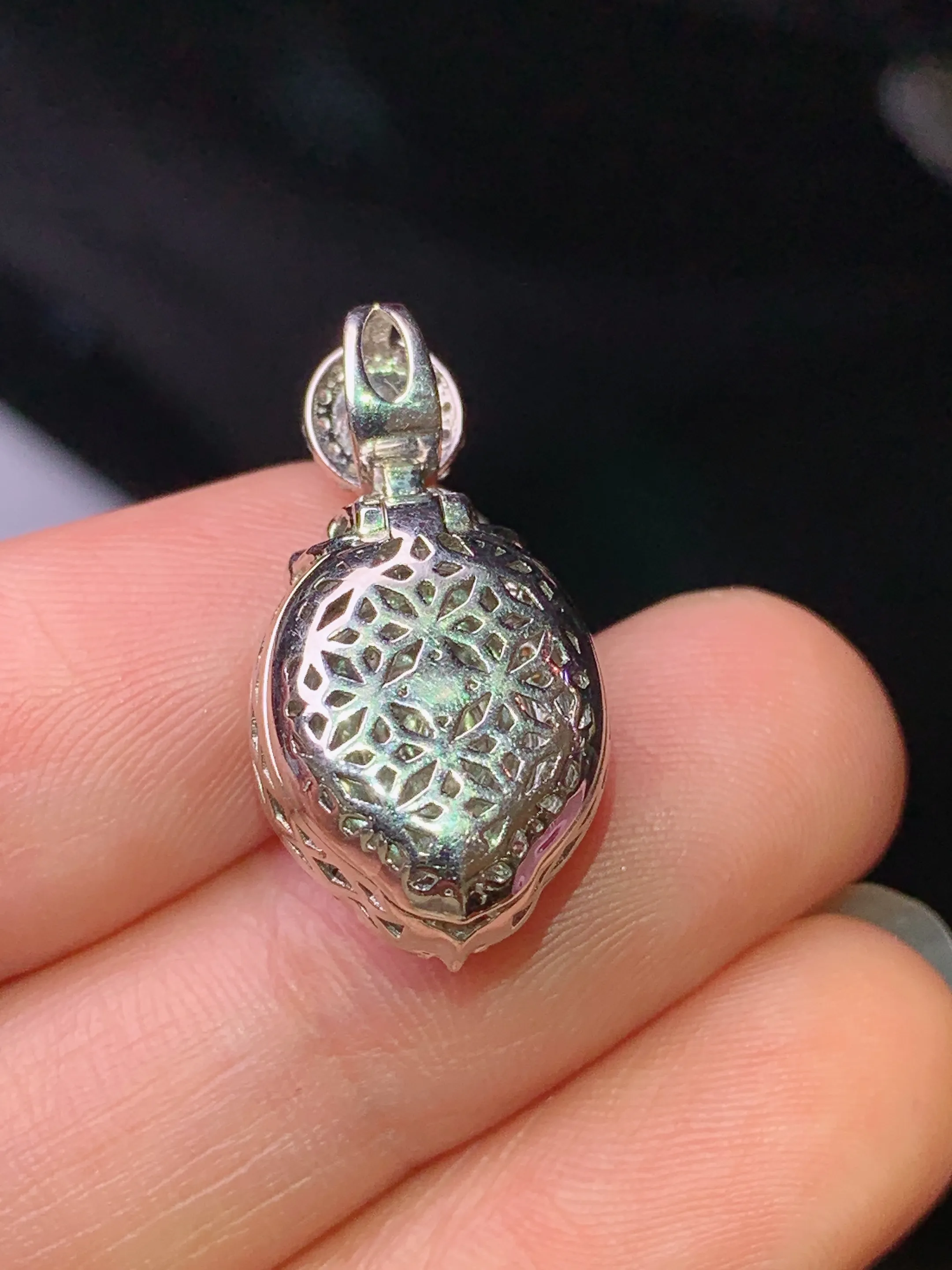 18k金钻镶嵌满绿蛋面吊坠 玉质细腻 色泽清新艳丽 整体尺寸23.2*12*11