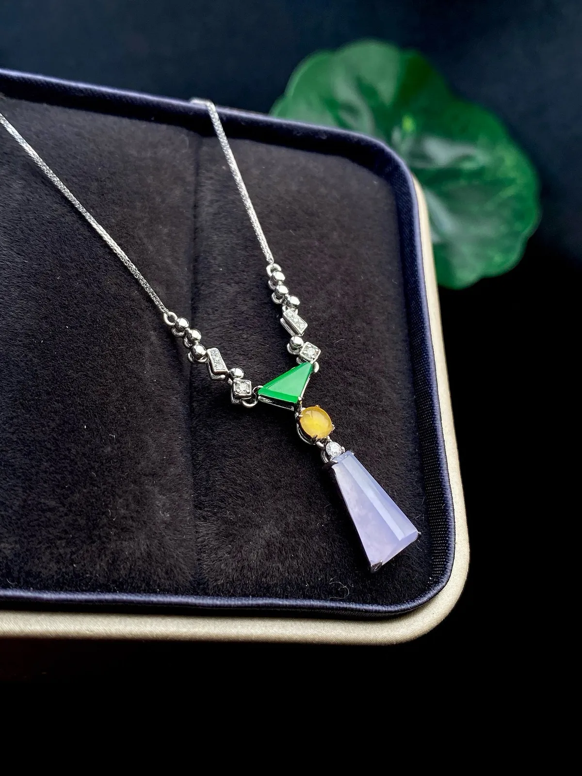 【冰种紫罗兰随形吊坠】饱满圆润，光泽闪耀，流行款，18K金钻镶嵌，裸石尺寸11.1*5.5*3.8毫