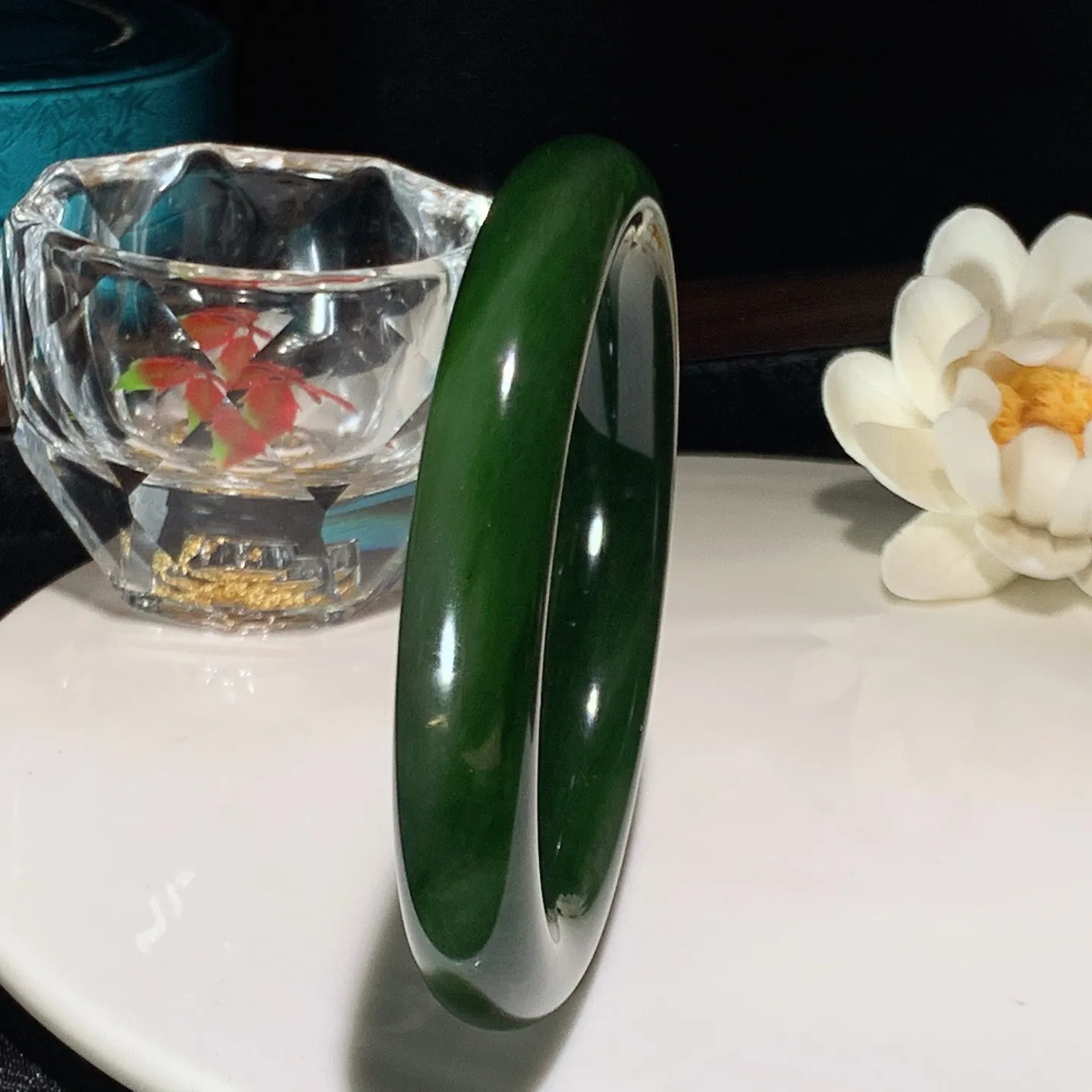 59圈口和田玉菠菜绿俄罗斯碧玉圆条手镯。59圈口条宽12厚12重72.5克 玉质细腻油润。手推出油。佩戴高端典雅。lt251225