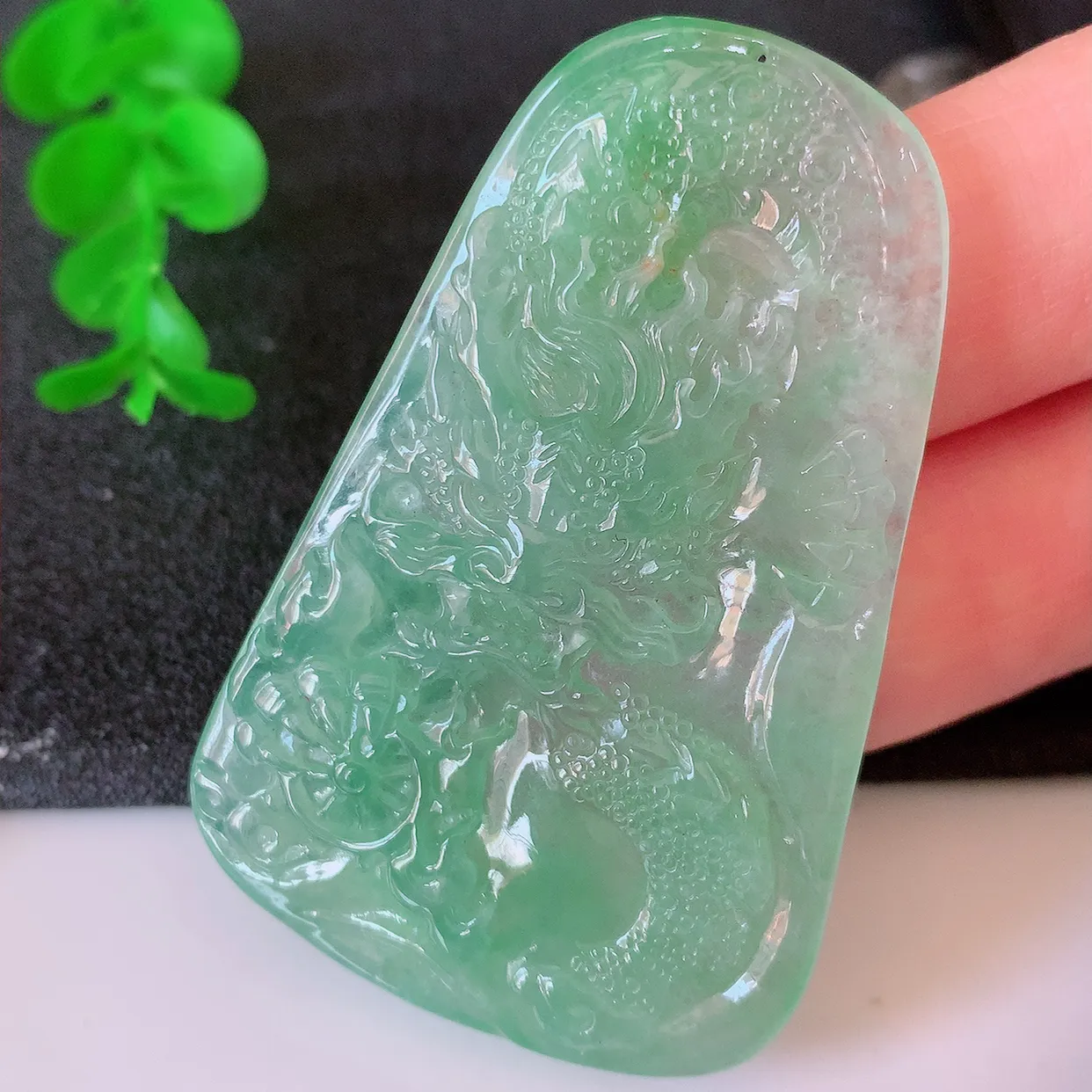 自然光实拍，冰种满绿翡翠龙腾盛世、龙牌吊坠，种水好，雕工立体精致，佩戴霸气时尚！#60.26