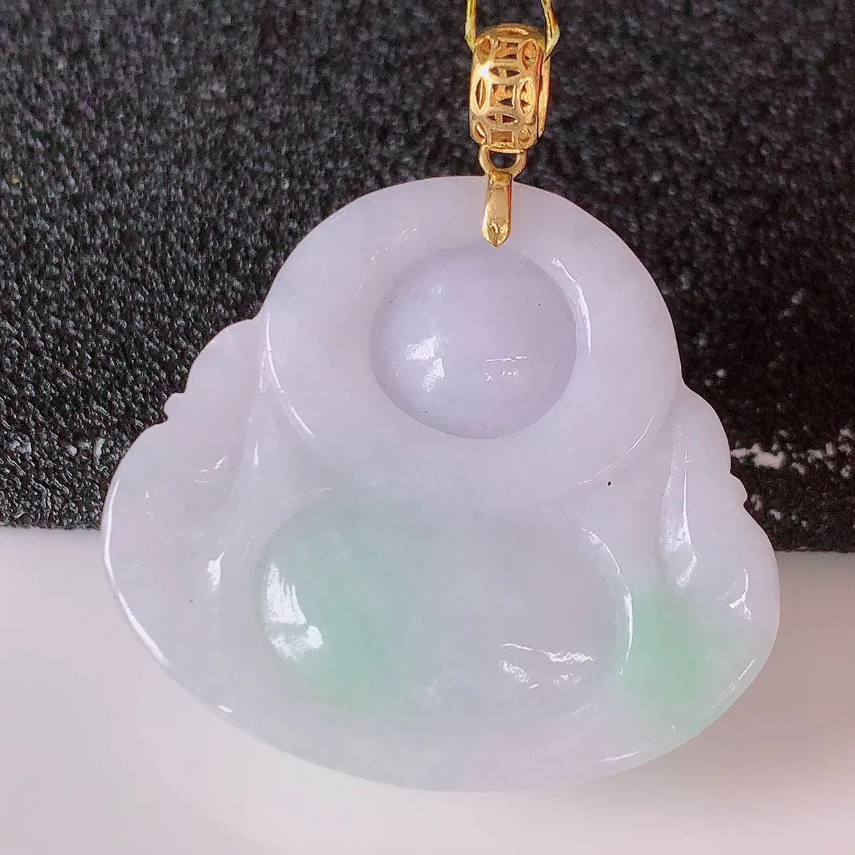 18k金镶嵌冰润飘阳绿翡翠佛公吊坠，款式新颖，佩戴效果时尚出众，尽显气质，水润精细，美感十足。#35.24