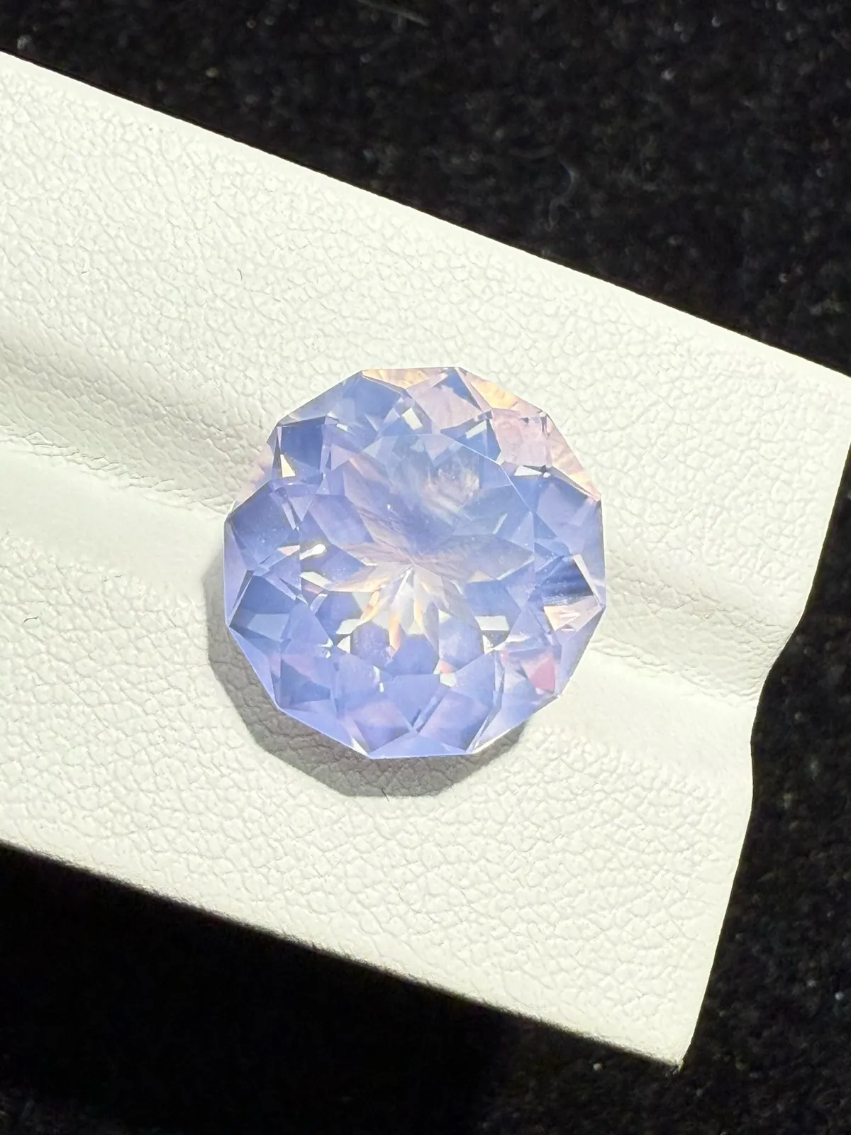 【高端珠宝】天然极美浪漫薰衣草紫晶裸石
重量: 11.475ct  规格: 15*15*9.8毫米
精湛切工，满身火彩
台面大，实物更美，可以代镶嵌设计。