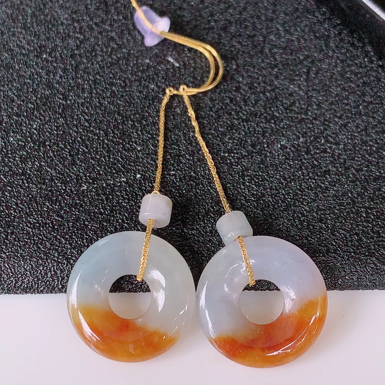 18k金镶嵌翡翠耳坠，沁人心脾，耳坠佩戴效果大气出众，尽显气质。种水好，胶感足，颜相当漂亮，高性价比，值得入手品鉴！#1.24整体42.5裸石15-3