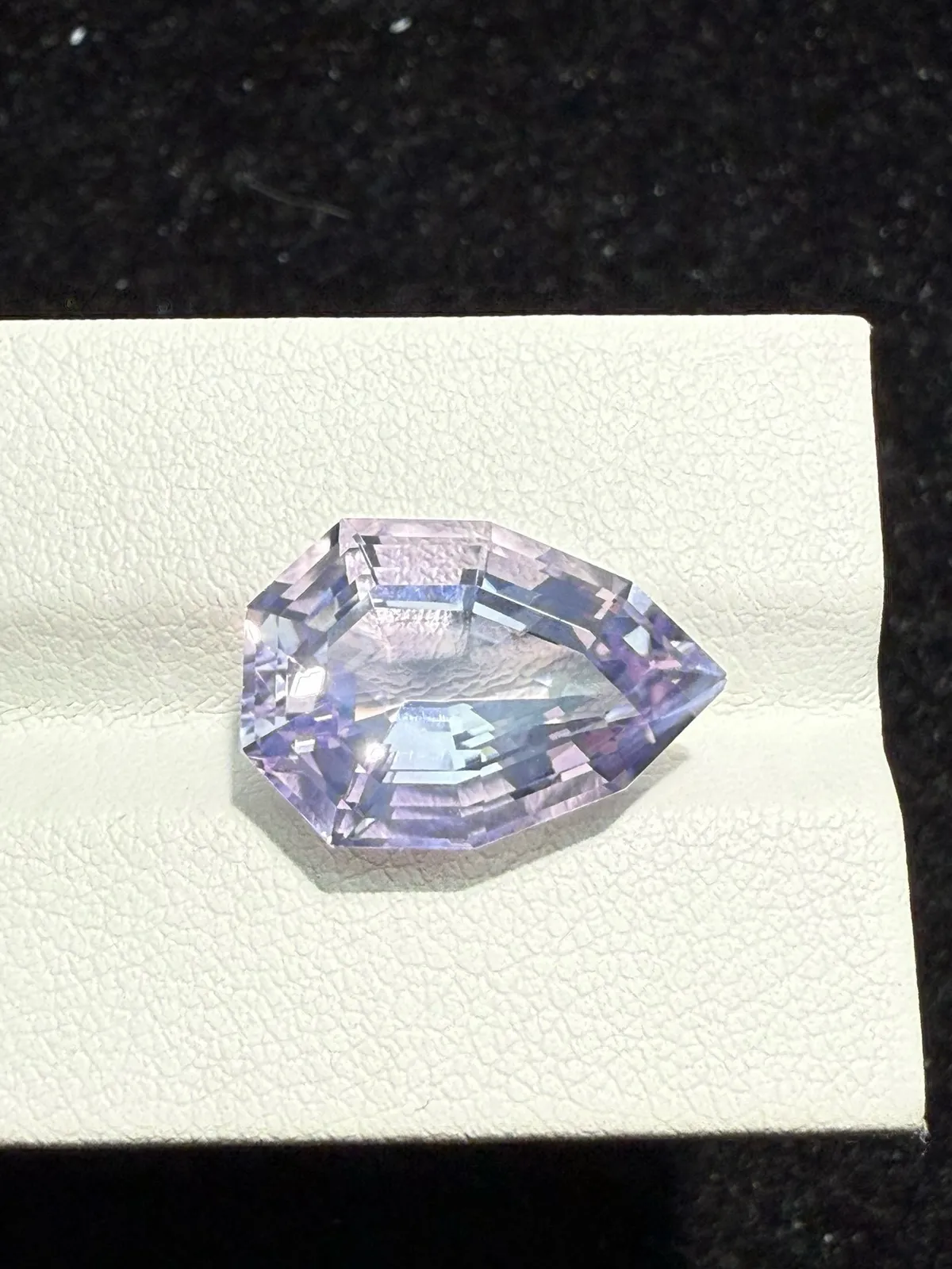 【高端珠宝】天然极美浪漫薰衣草紫晶裸石
重量: 9.29ct  规格: 17*11.7*8.8毫米
精湛切工，满身火彩
台面大，实物更美，可以代镶嵌设计。