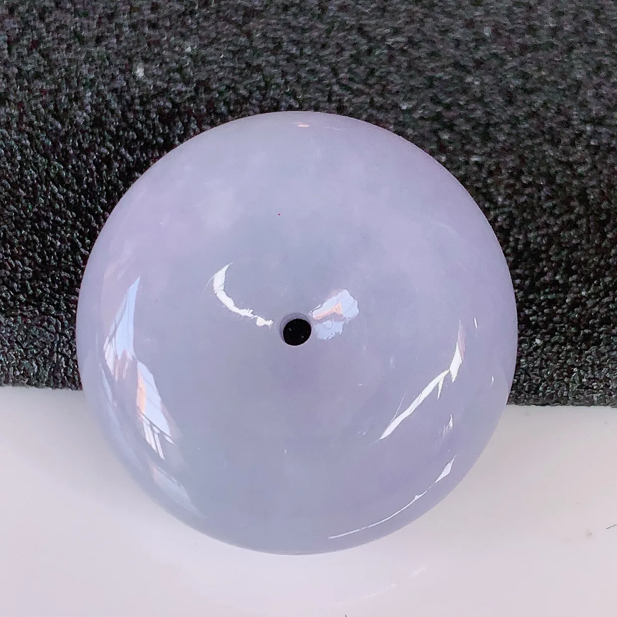 自然光实拍，冰润紫罗兰翡翠饱满平安扣吊坠，玉扣，平安是福；很美的料子，平安扣佩戴优雅迷人！#57.23