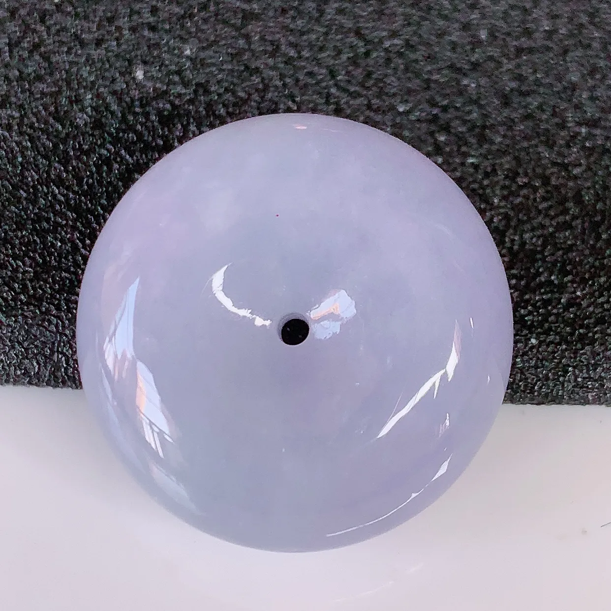 自然光实拍，冰润紫罗兰翡翠饱满平安扣吊坠，玉扣，平安是福；很美的料子，平安扣佩戴优雅迷人！#57.23