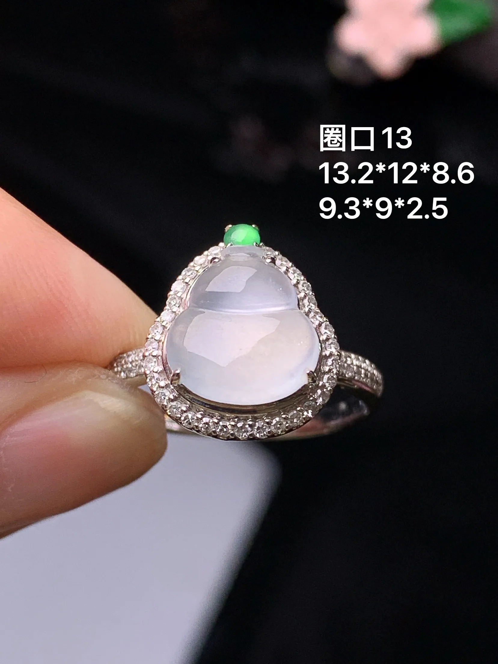 18k金钻镶嵌冰种葫芦戒指 玉质细腻 色泽清新艳丽 圈口13 整体尺寸13.2*12*8.6