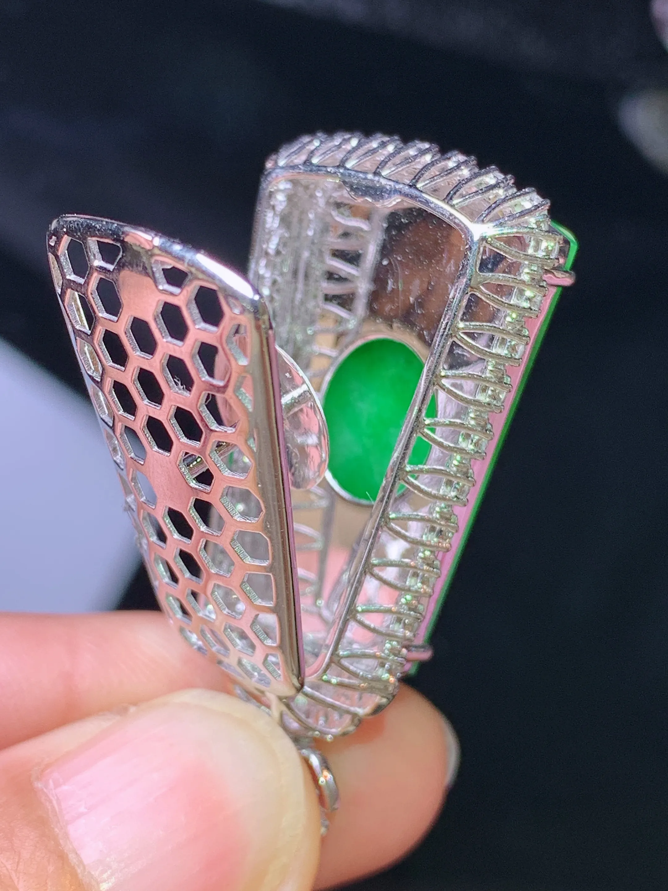 18k金钻镶嵌满绿无事牌吊坠 玉质细腻 色泽清新艳丽 整体尺寸40.6*20*10.3