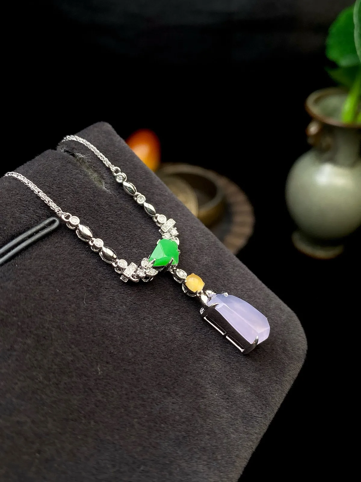 【冰种紫罗兰随形吊坠】饱满圆润，光泽闪耀，流行款，18K金钻镶嵌，裸石尺寸12.1*6*2.5毫米