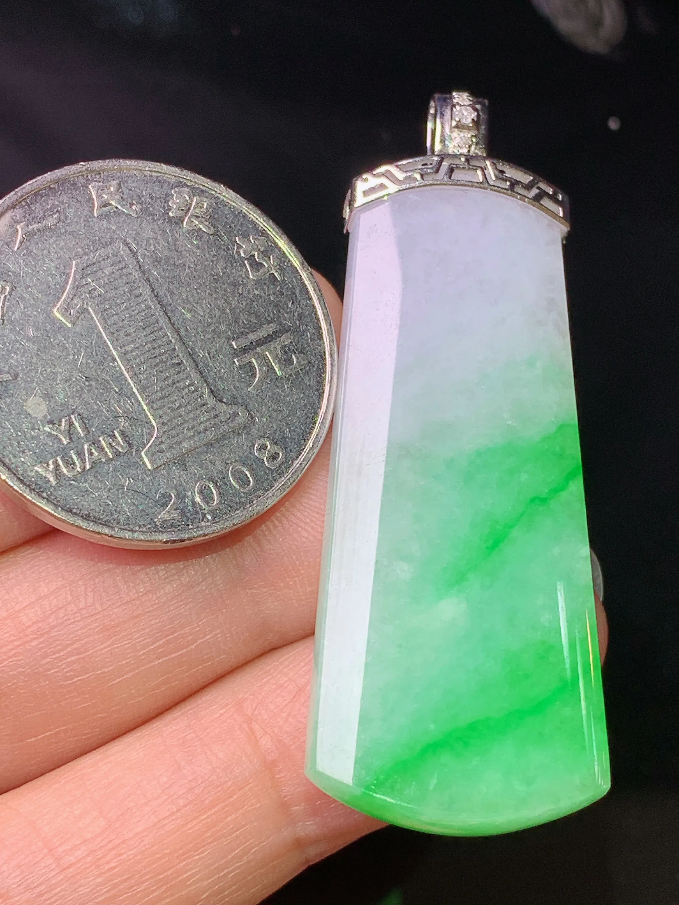 18k金镶嵌飘绿无事牌吊坠 玉质细腻 色泽清新艳丽 整体尺寸49.8*17.8*5