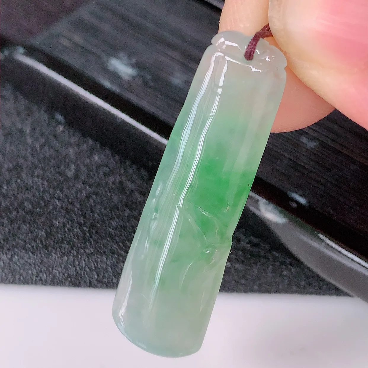 自然光实拍，冰种飘绿翡翠节节高竹节玉坠，款式时尚大方，竹节寓意好，佩戴事业，学业节节高升！#57.2