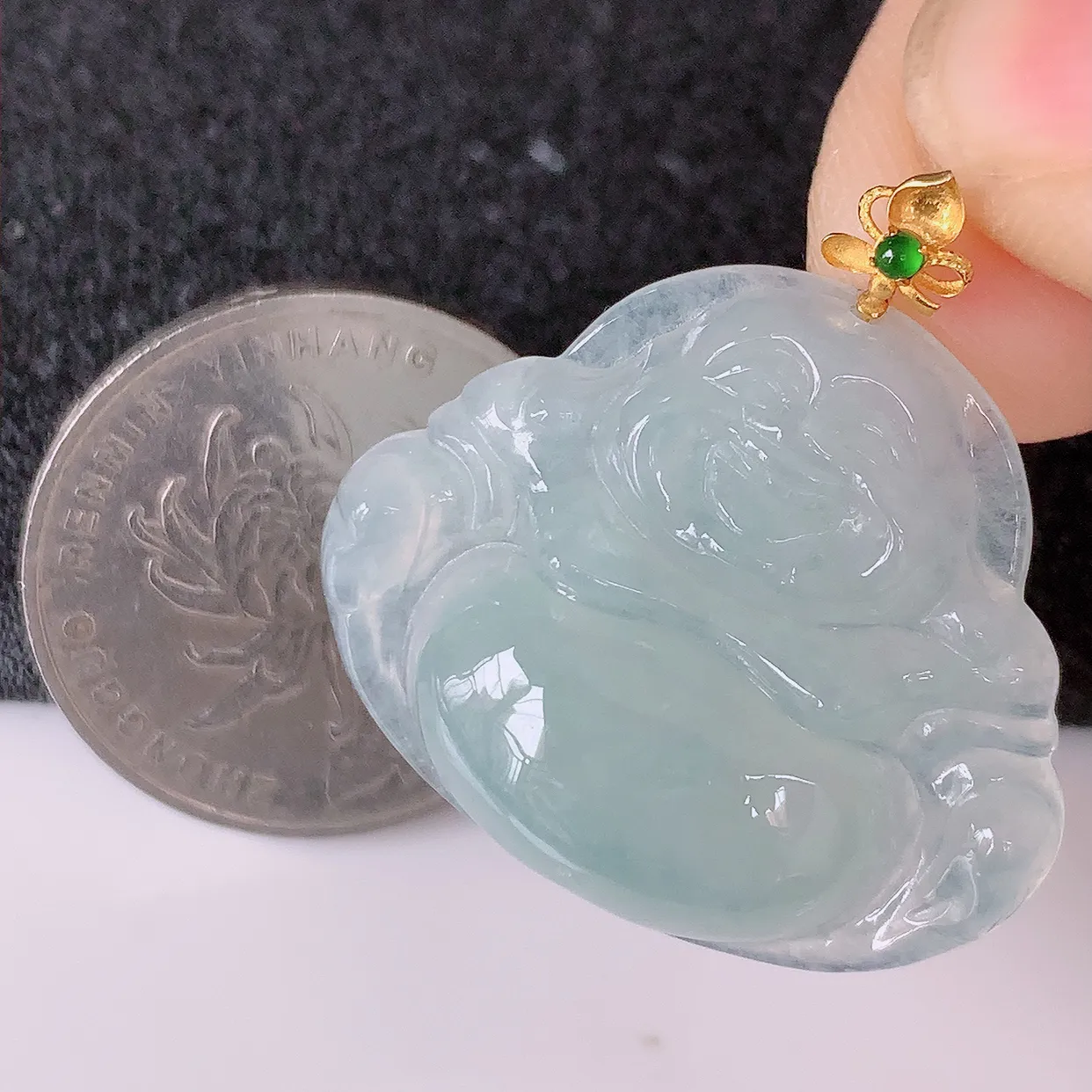 自然光实拍，18K金镶嵌冰种翡翠佛公吊坠，冰透饱满， 佛公亦保平安，寓意有福（佛公）相伴，品相佳，配戴优雅迷人！#49.24整体29.5裸石29.5*24.5*6