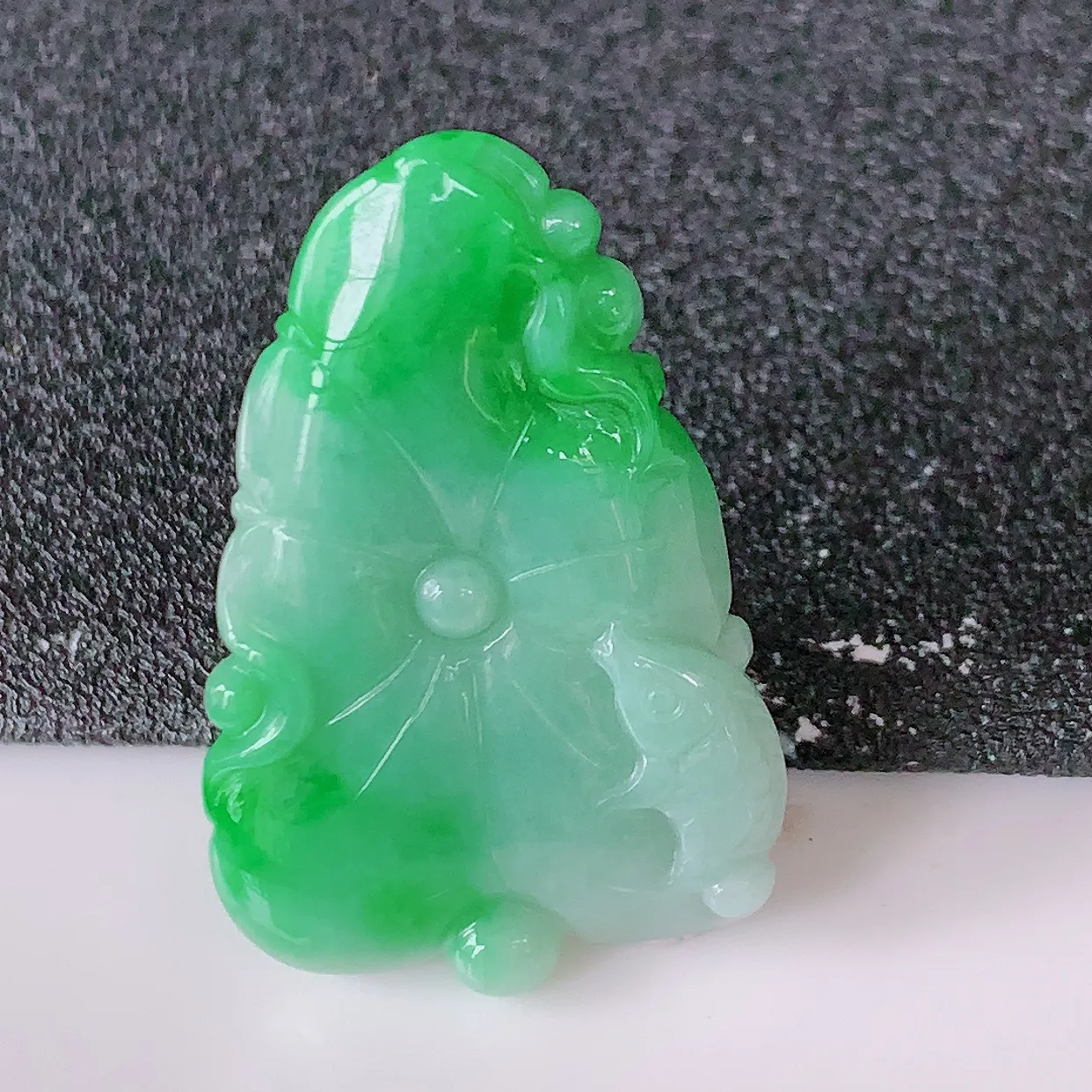 自然光实拍，冰润飘辣绿翡翠荷叶鱼、和和美美玉坠，财源广进，自然隐逸、荷本是素不着尘之物，有和美之寓意