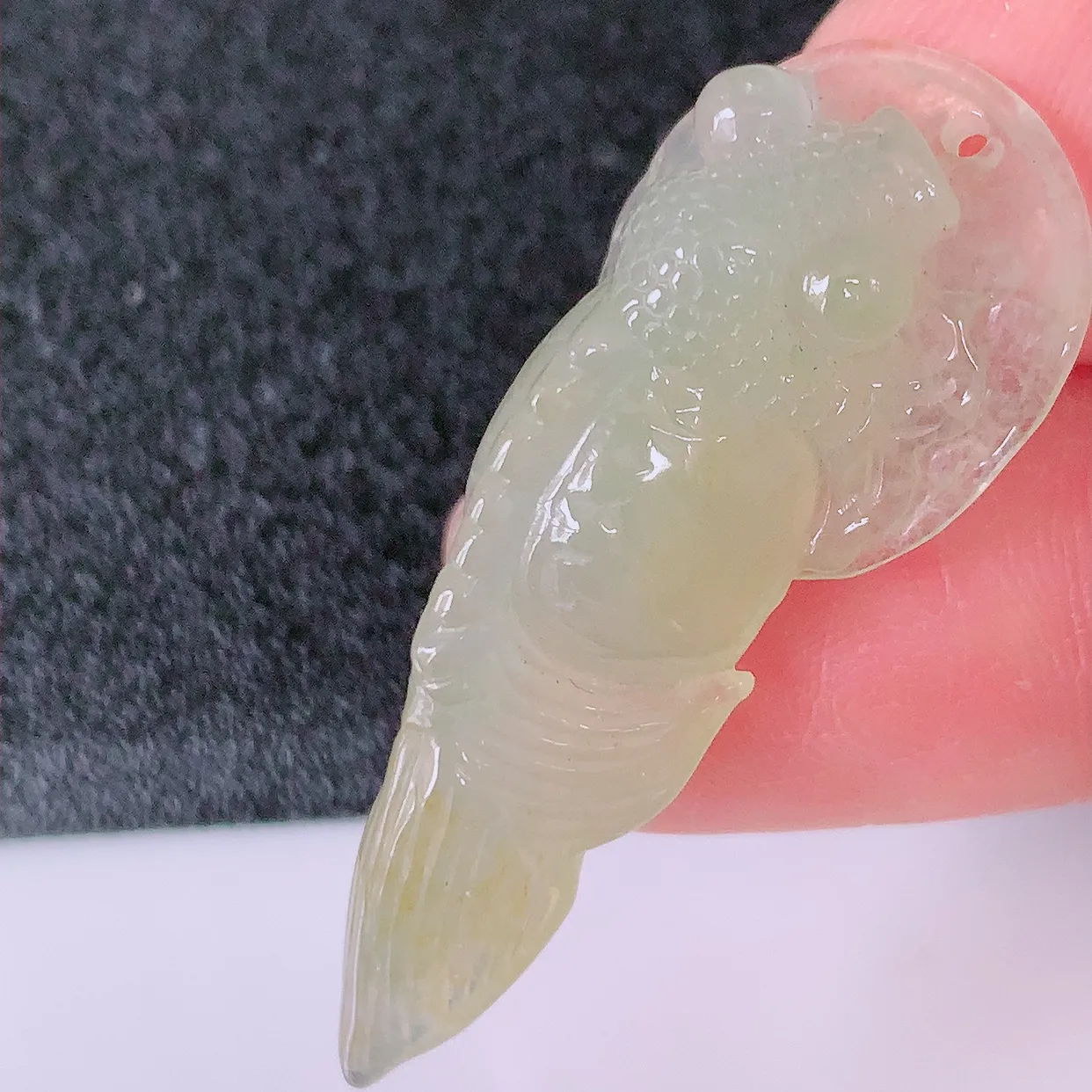 自然光实拍，冰种黄翡翡翠年年有余，自由自在玉吊坠，寓意财源广进，雕工婉约，栩栩如生，佩戴优雅迷人！#