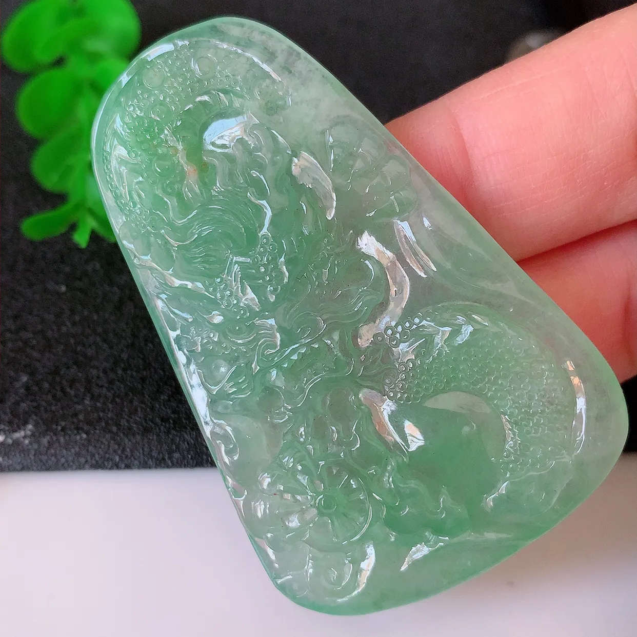 自然光实拍，冰种满绿翡翠龙腾盛世、龙牌吊坠，种水好，雕工立体精致，佩戴霸气时尚！#60.26