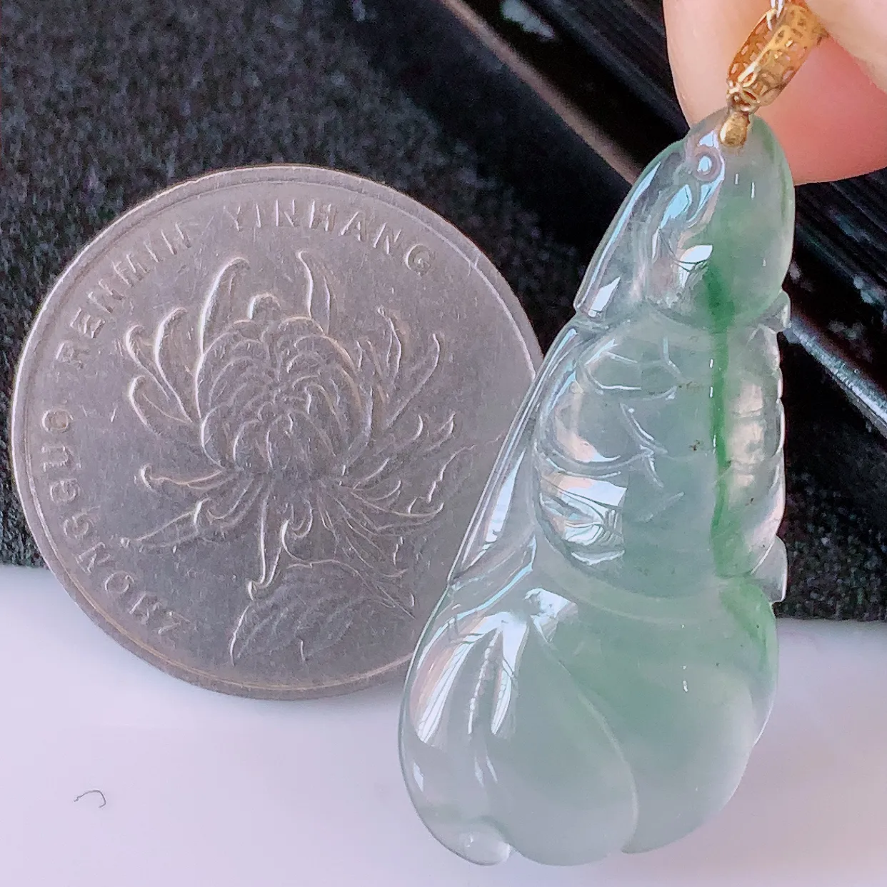 自然光实拍，18K金镶嵌冰种飘花翡翠年年有余，自由自在玉吊坠，寓意财源广进，雕工婉约，栩栩如生，佩戴优雅迷人！#1.26