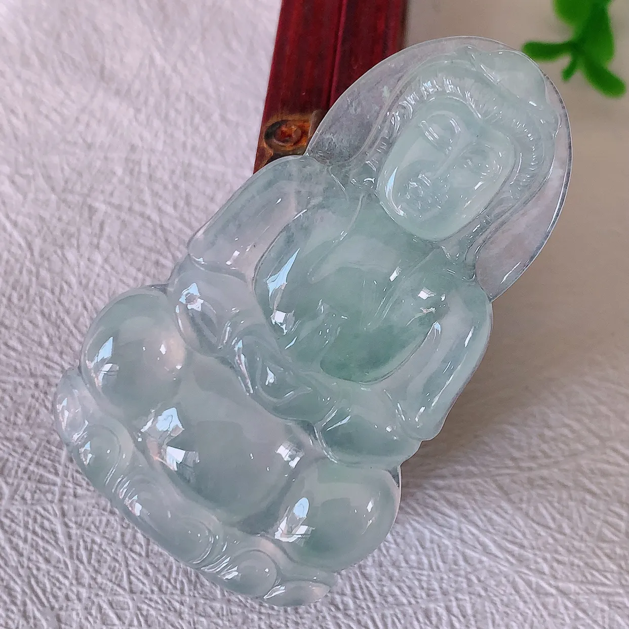 自然光实拍，冰种翡翠观音菩萨吊坠，赐福翡翠观音，冰透，起强玻璃光泽，观音面相慈祥，雕琢细致，佩戴气质！#60.26