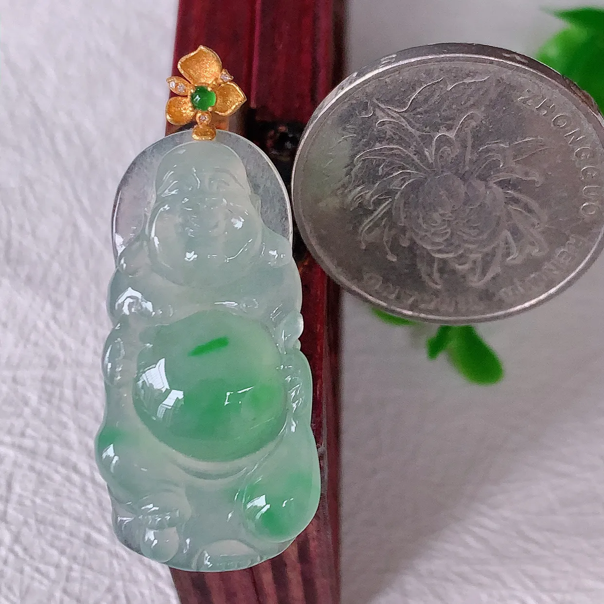 自然光实拍，18K金镶嵌冰种飘绿翡翠逍遥布袋佛吊坠，代代有钱，水足丰盈，盈满欢喜，配戴送礼佳品！#1.24整体37.5裸石31.8*15.5*5.8