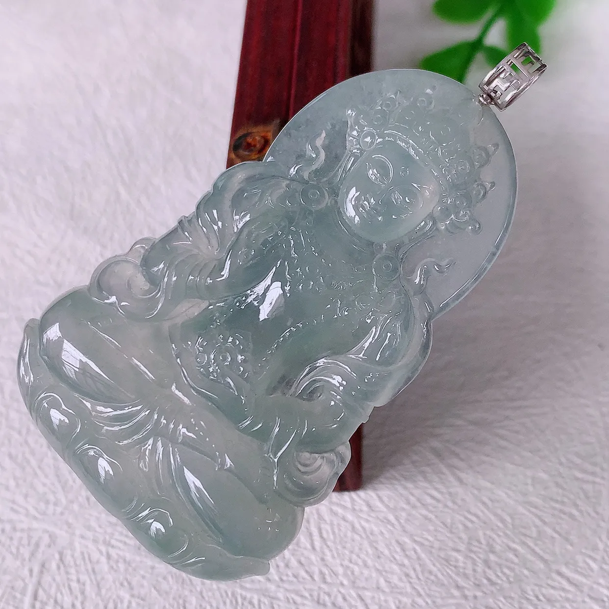 自然光实拍，18K金镶嵌冰整翡翠度母观音菩萨吊坠，赐福翡翠观音，观音面相端庄，品相佳，佩戴气质！#1.24整体 65裸石57.2*36.6*5.5