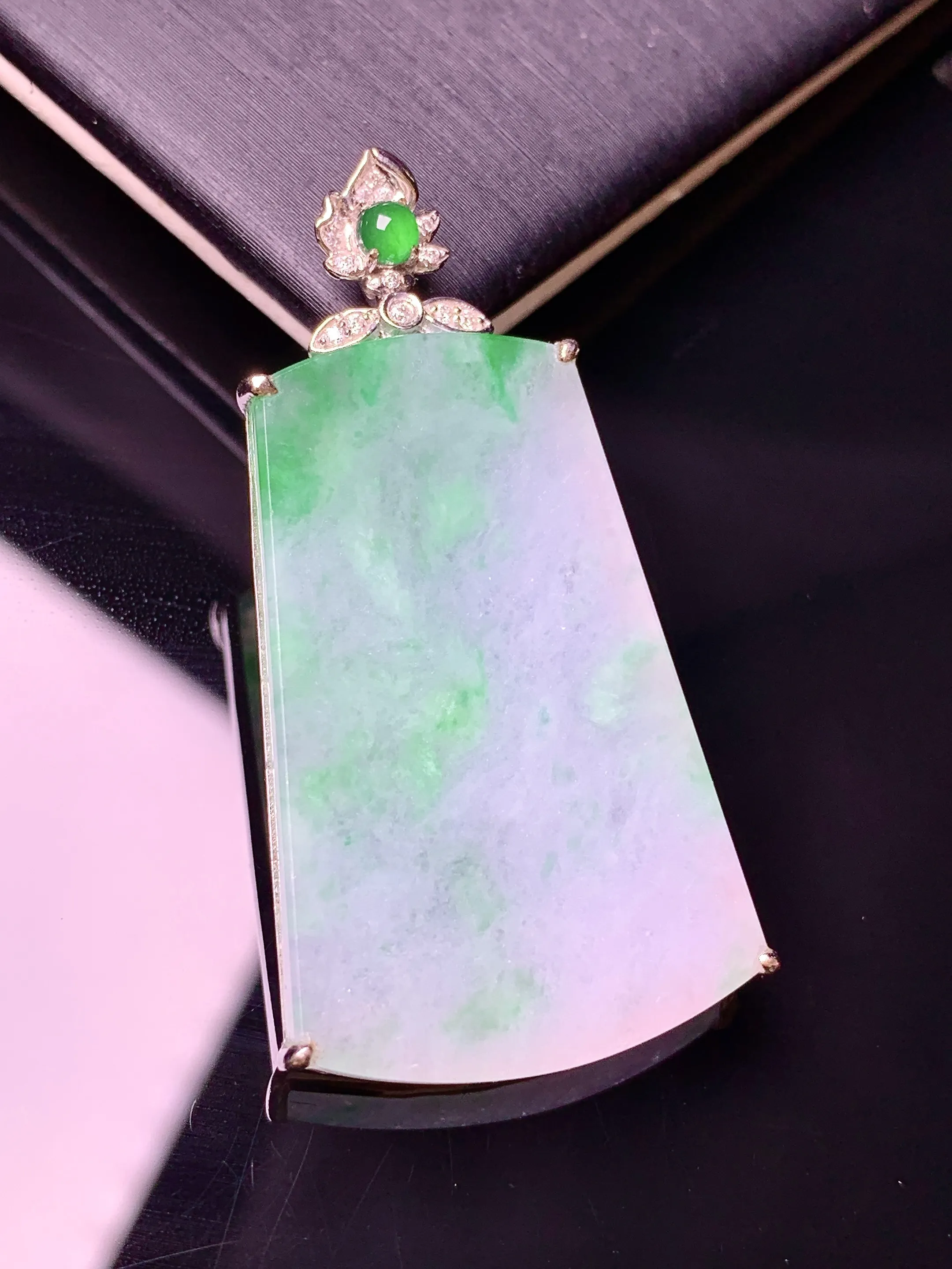 18k金钻镶嵌飘绿无事牌吊坠 玉质细腻 色泽清新艳丽 整体尺寸43.2*22.3*4.2