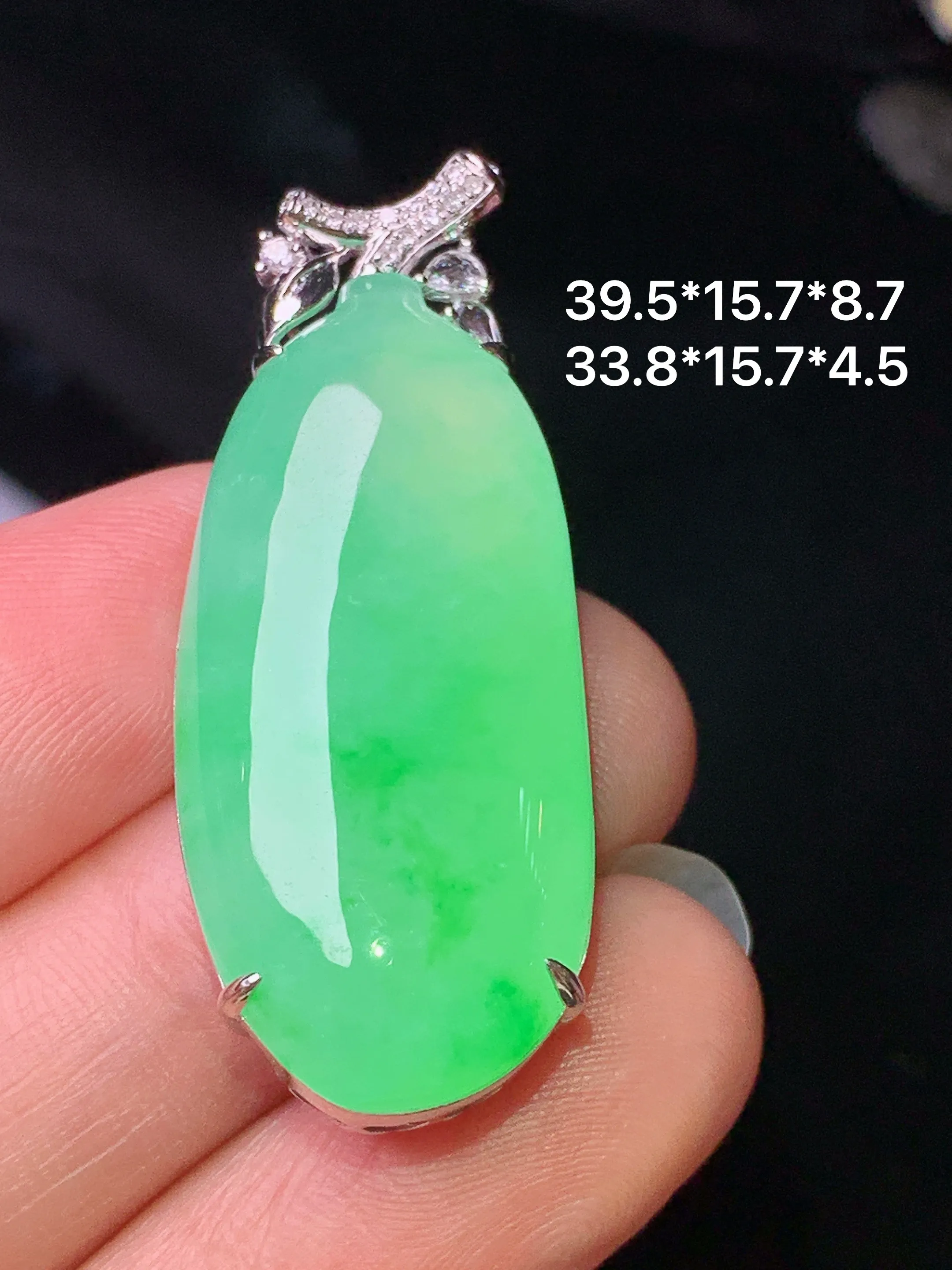 18k金钻镶嵌翠绿福瓜吊坠 玉质细腻 色泽清新艳丽 整体尺寸39.5*15.7*8.7