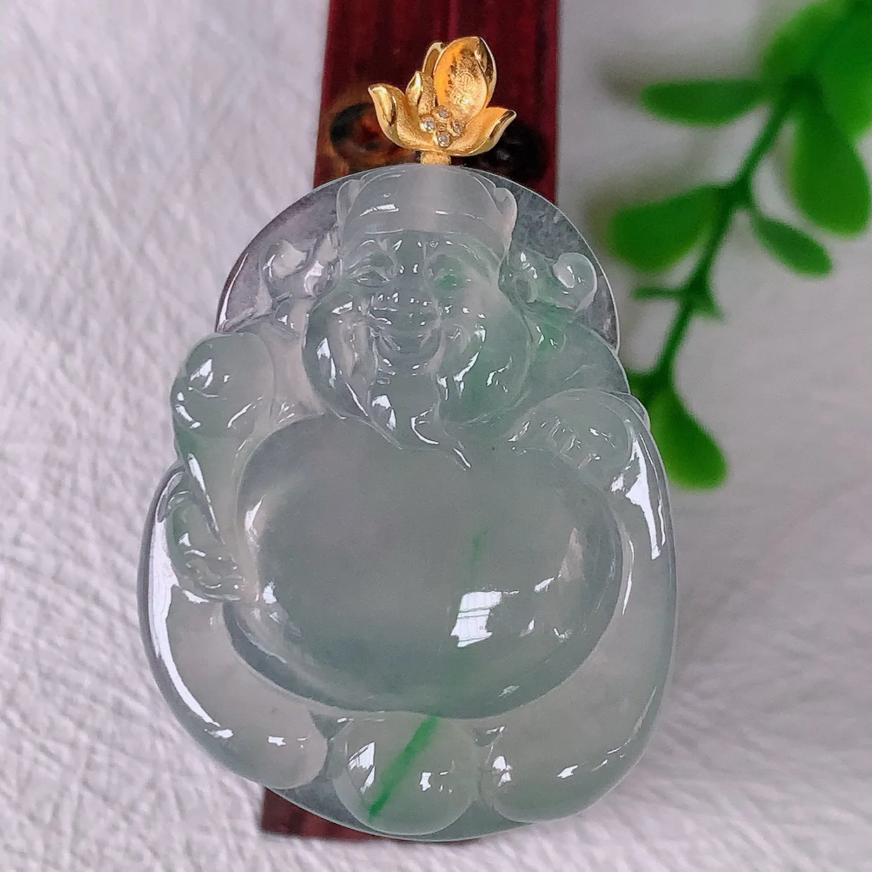 自然光实拍，18K金镶嵌冰种飘绿翡翠招财财神爷吊坠，财神到你家里来，年年月月发大财，形态极为讨喜， 佩戴效果招财迷人#1.24整体39裸石33*26.5*5.6