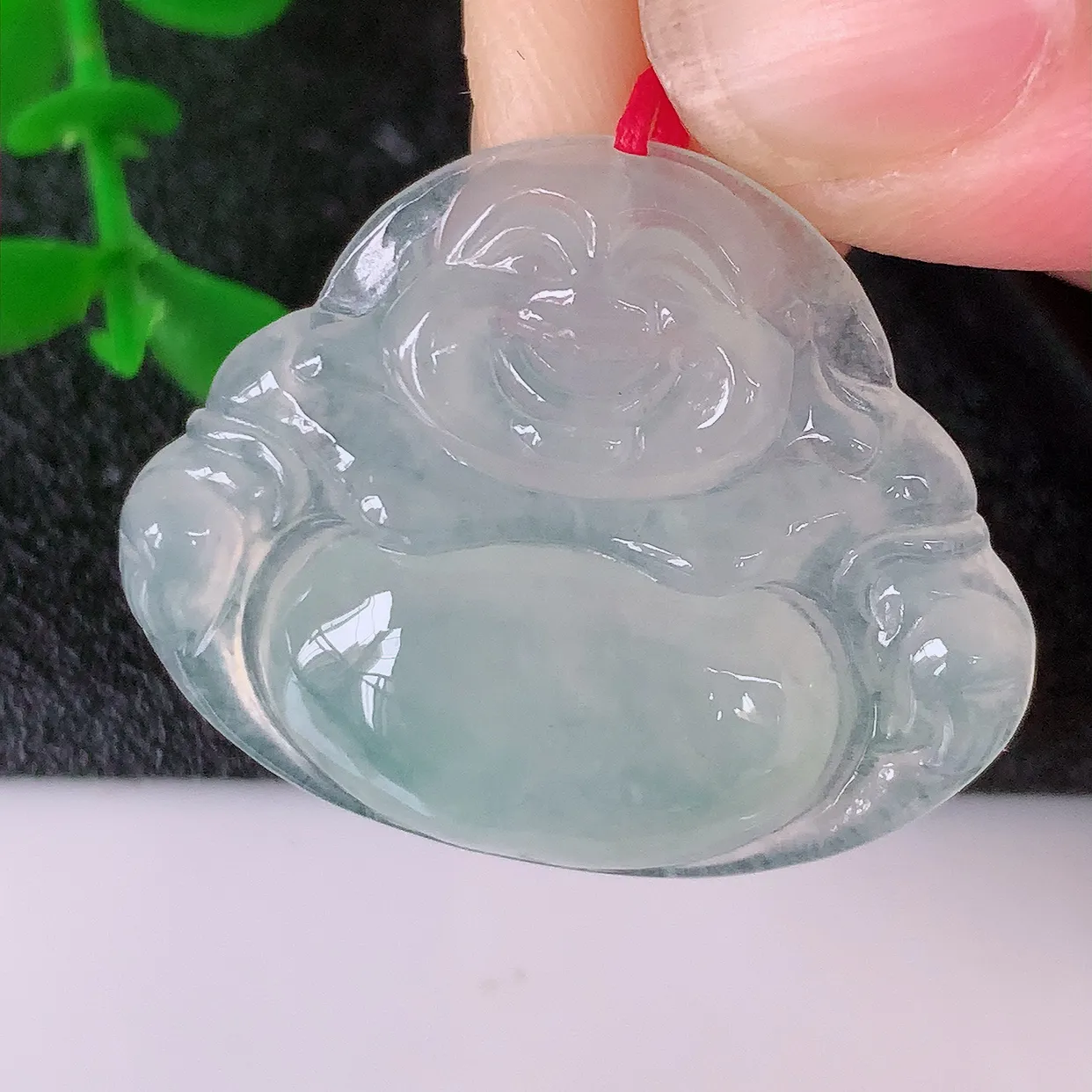 自然光实拍，冰种翡翠佛公吊坠，水灵起胶，翠色迷人，佛公在心中，一生平安，饱满圆润，开怀大笑佛公，配戴灵气十足！#46.24