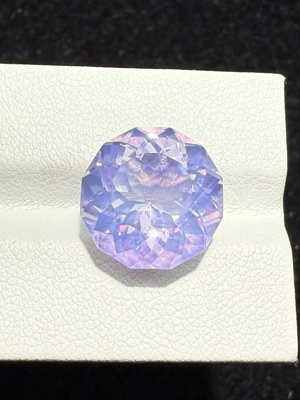 【高端珠宝】天然极美浪漫薰衣草紫晶裸石
重量: 10.16ct  规格: 13.7*13.7*9.8毫米
精湛切工，满身火彩
台面大，实物更美，可以代镶嵌设计。