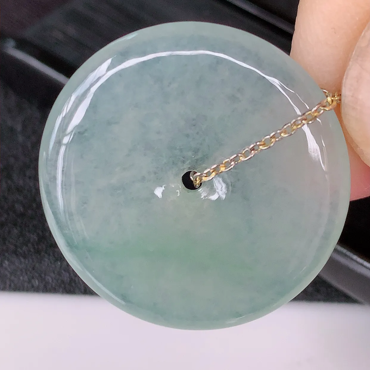 自然光实拍，冰种飘花翡翠平安扣吊坠，冰透，灵动飘逸，寓意平平安安，平安扣佩戴端庄漂亮！#57.24