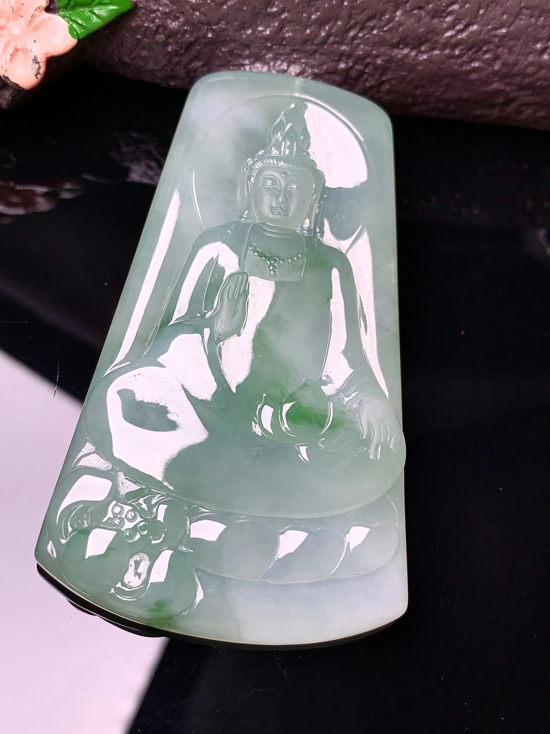 冰种飘绿观音吊坠 玉质细腻 色泽清新艳丽 整体尺寸66.2*37.6*5.6