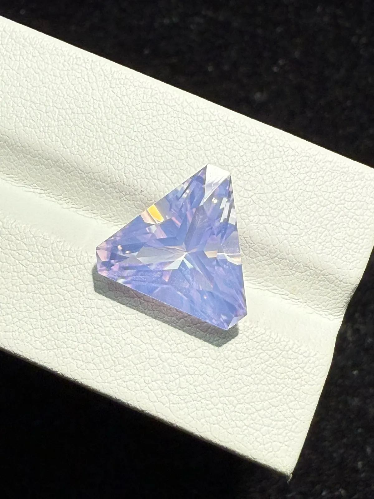 【高端珠宝】天然极美浪漫薰衣草紫晶裸石
重量: 6.945ct  规格: 13.4*13.2*8.5毫米
精湛切工，满身火彩
台面大，实物更美，可以代镶嵌设计。