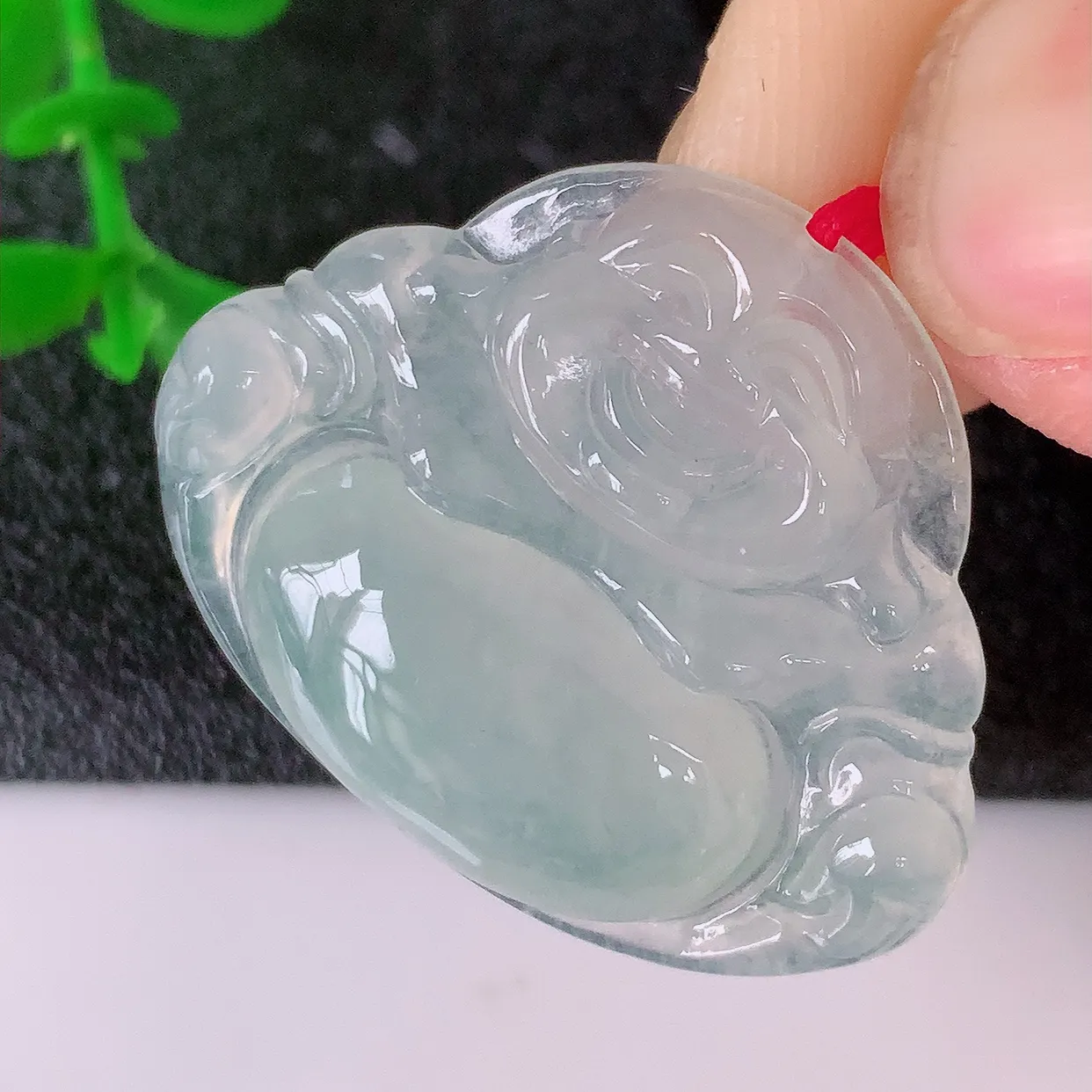 自然光实拍，冰种翡翠佛公吊坠，水灵起胶，翠色迷人，佛公在心中，一生平安，饱满圆润，开怀大笑佛公，配戴灵气十足！#46.24
