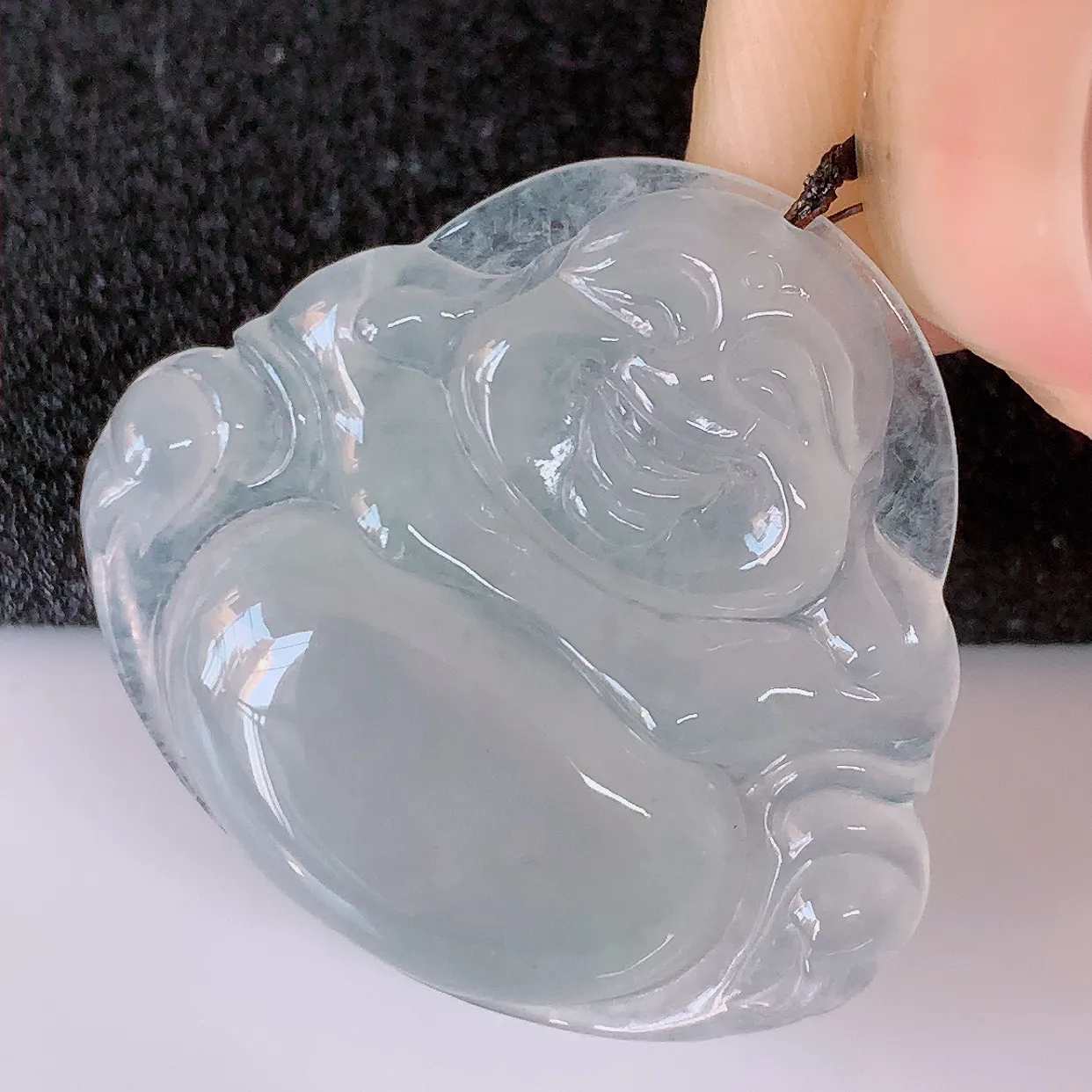 自然光实拍，冰种翡翠佛公吊坠，水灵起胶，翠色迷人，佛公在心中，一生平安，饱满圆润，开怀大笑佛公，配戴灵气十足！#57.26