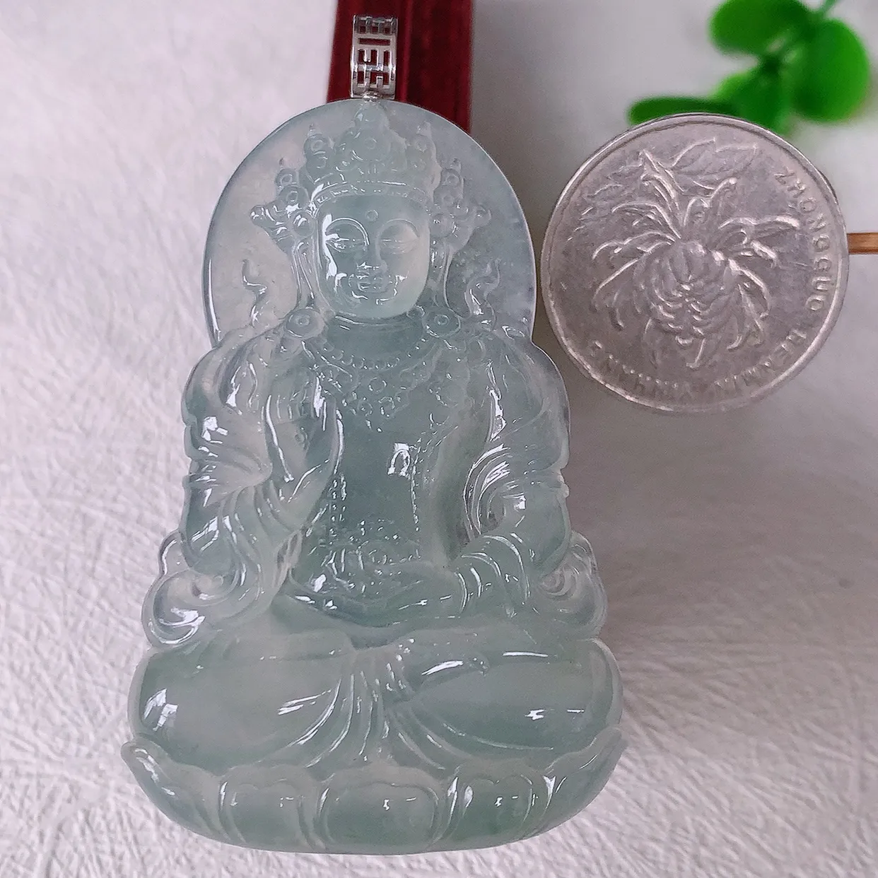自然光实拍，18K金镶嵌冰整翡翠度母观音菩萨吊坠，赐福翡翠观音，观音面相端庄，品相佳，佩戴气质！#1.24整体 65裸石57.2*36.6*5.5