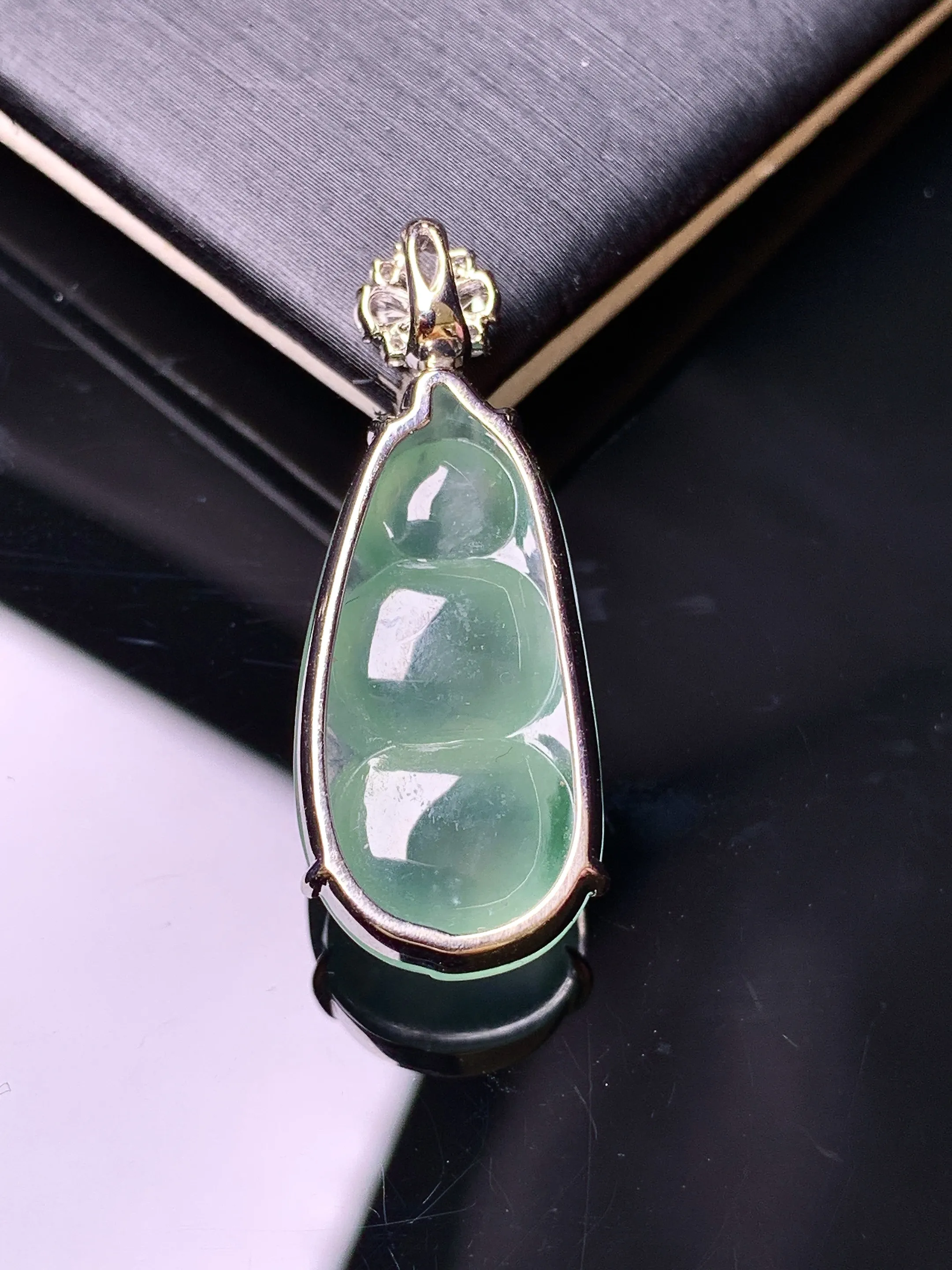 18k金钻镶嵌冰种四季豆吊坠 玉质细腻 色泽清新艳丽 整体尺寸30.8*12*7.8