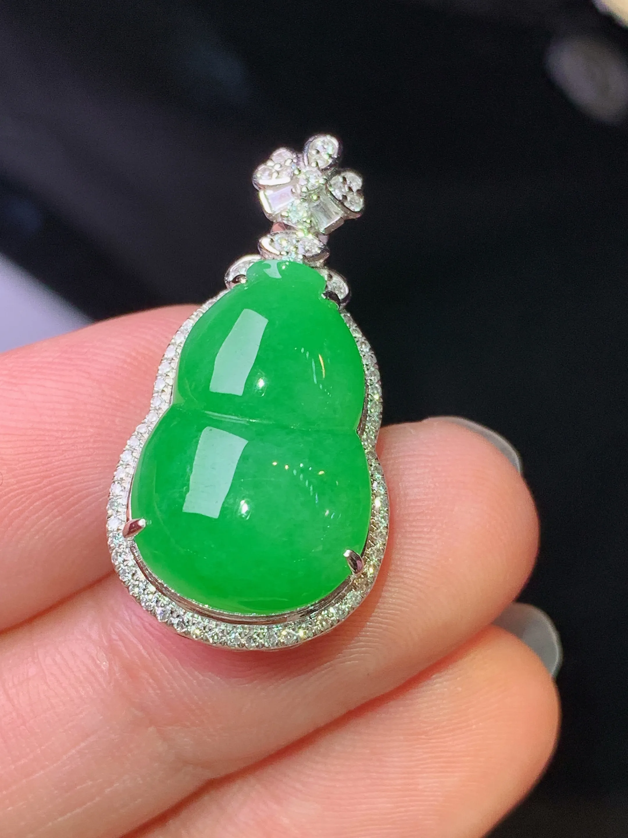 18k金钻镶嵌满绿葫芦吊坠 玉质细腻 色泽清新艳丽 整体尺寸28.5*14.5*10