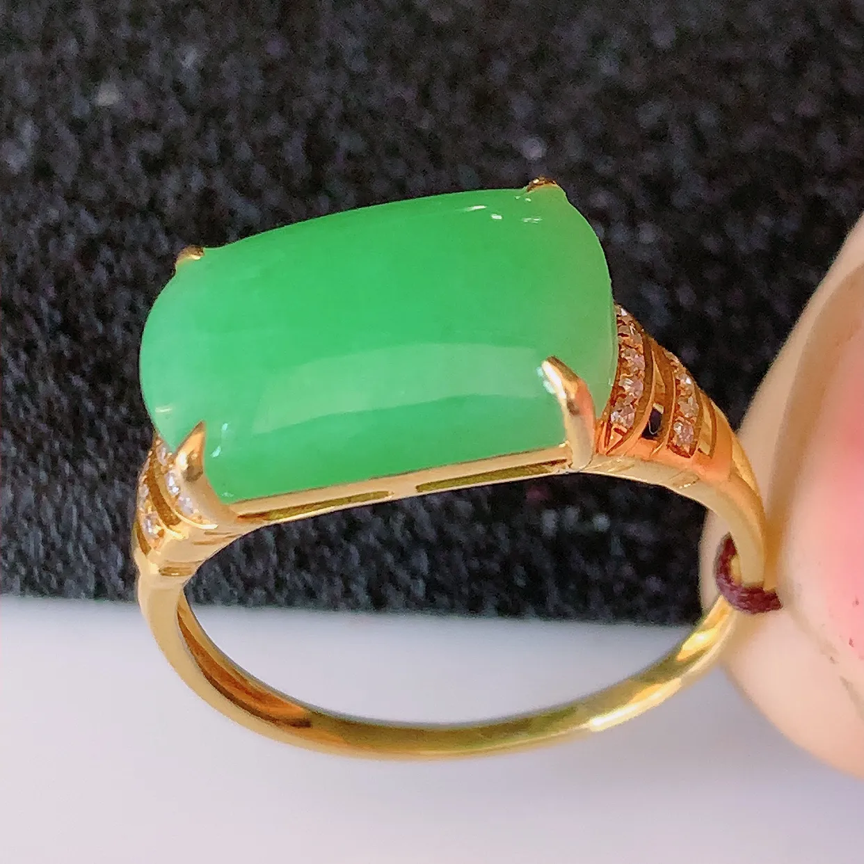 自然光实拍 18K金精工镶嵌满绿翡翠马鞍戒指，玉质细腻，翡翠色泽均匀，艳丽饱满，款式高贵大气，15圈口，上手亮眼，#83.26戒指整体23*17.5-5.8裸石13*7.5