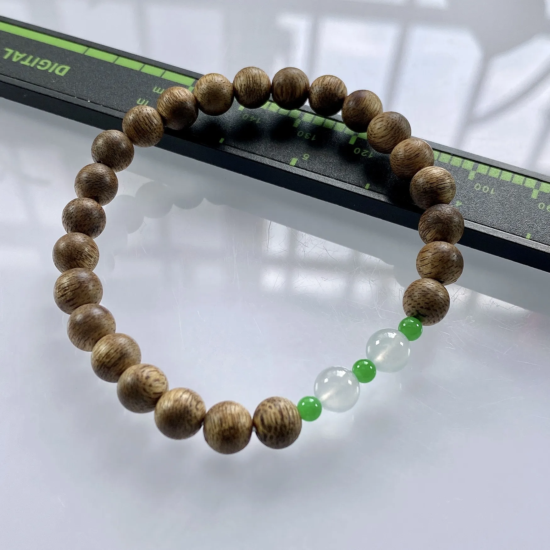 缅甸天然翡翠A货，卡6.2高冰种起光起胶双彩圆珠手串手链，尺寸：大珠6.2mm/2颗，小珠：3.3mm/3颗，重量：2.84g，配饰为沉香木。