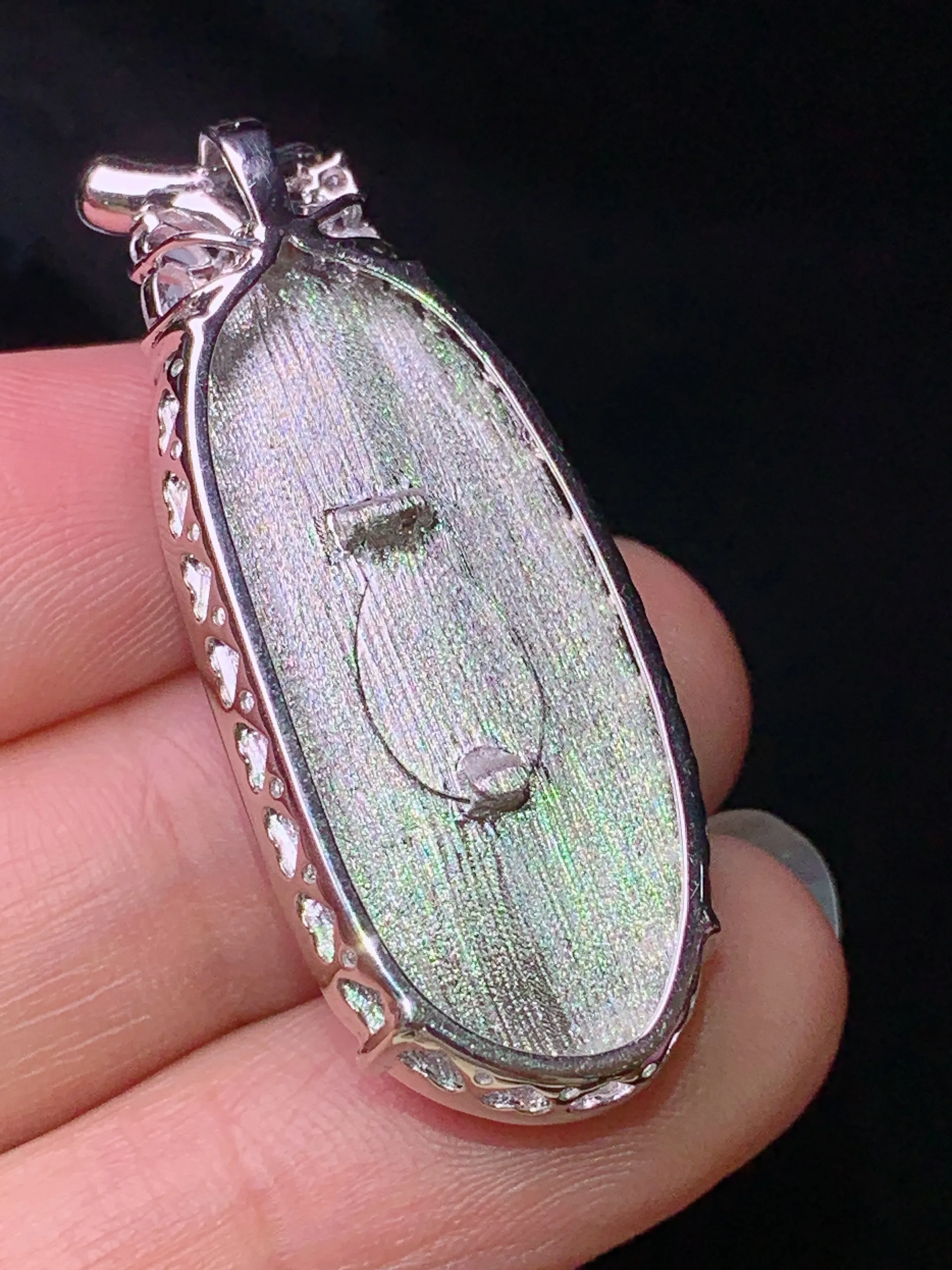 18k金钻镶嵌翠绿福瓜吊坠 玉质细腻 色泽清新艳丽 整体尺寸39.5*15.7*8.7