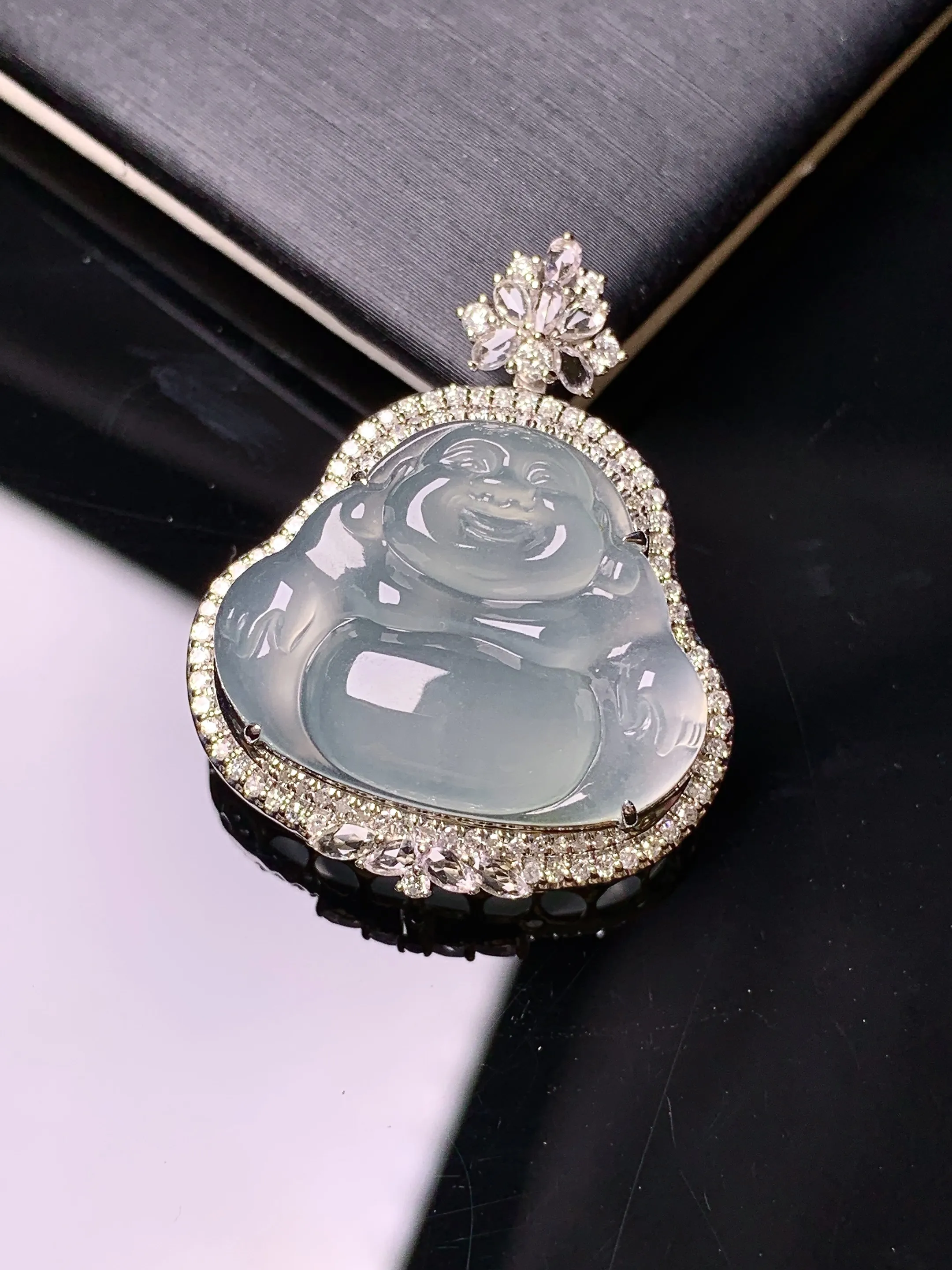 18k金钻镶嵌冰种佛公吊坠 玉质细腻 色泽清新艳丽 整体尺寸30.5*24.3*9.2