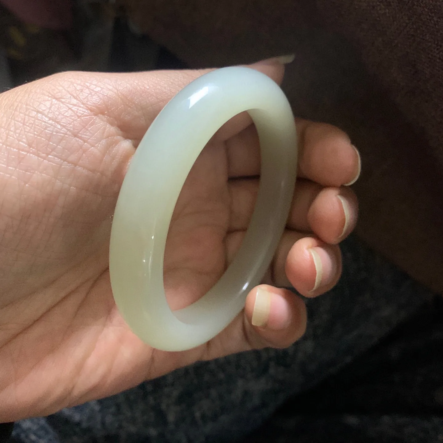 冰种料，和田玉56.2圈口蜂蜜水手镯！玉质细腻油润 底色纯净 无裂无杂 脂粉好，品质高