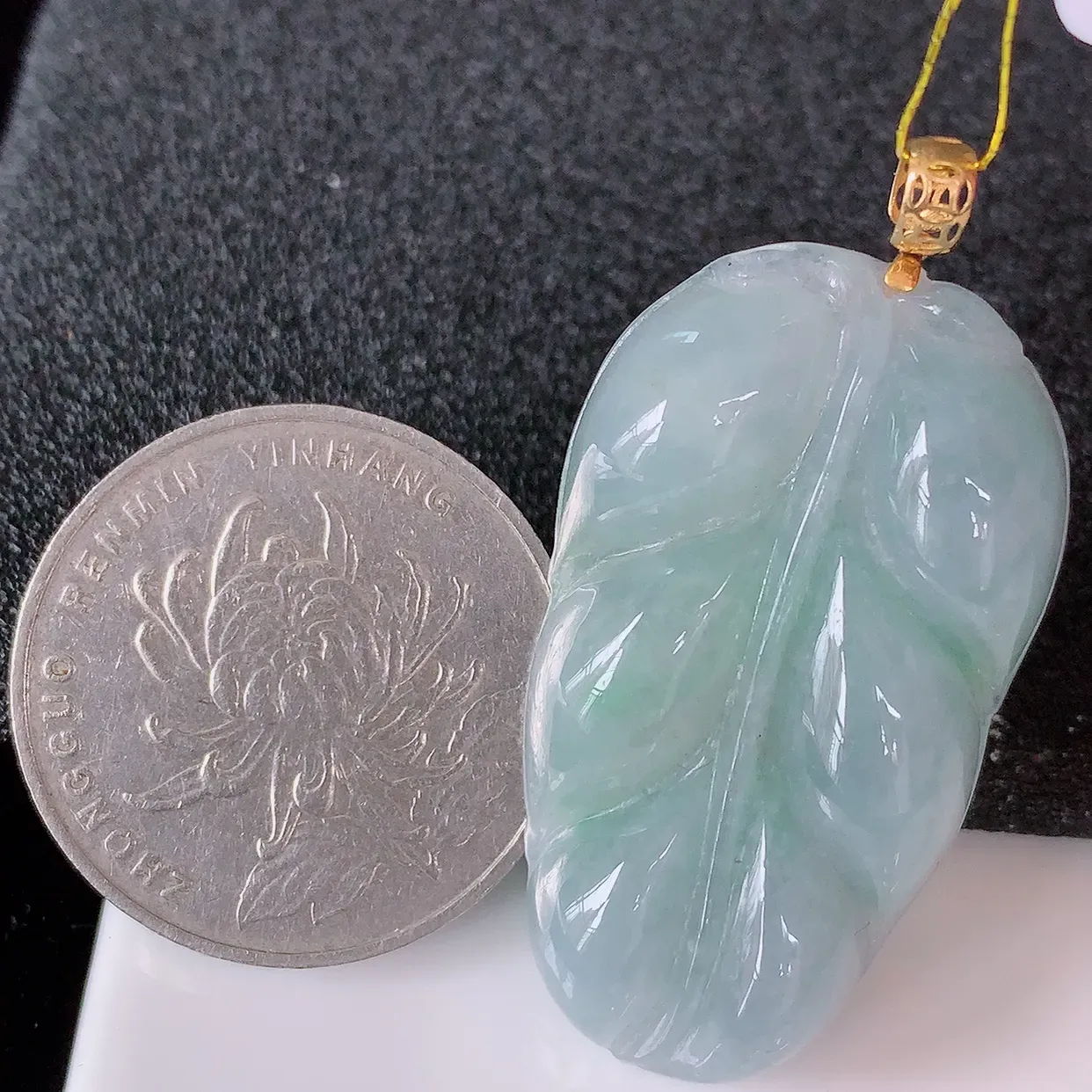 18K金镶嵌冰春带彩翡翠叶子吊坠 ，种水足，色泽清新，工艺精湛，叶子寓意美好；金枝玉叶，事业有成。#35.24