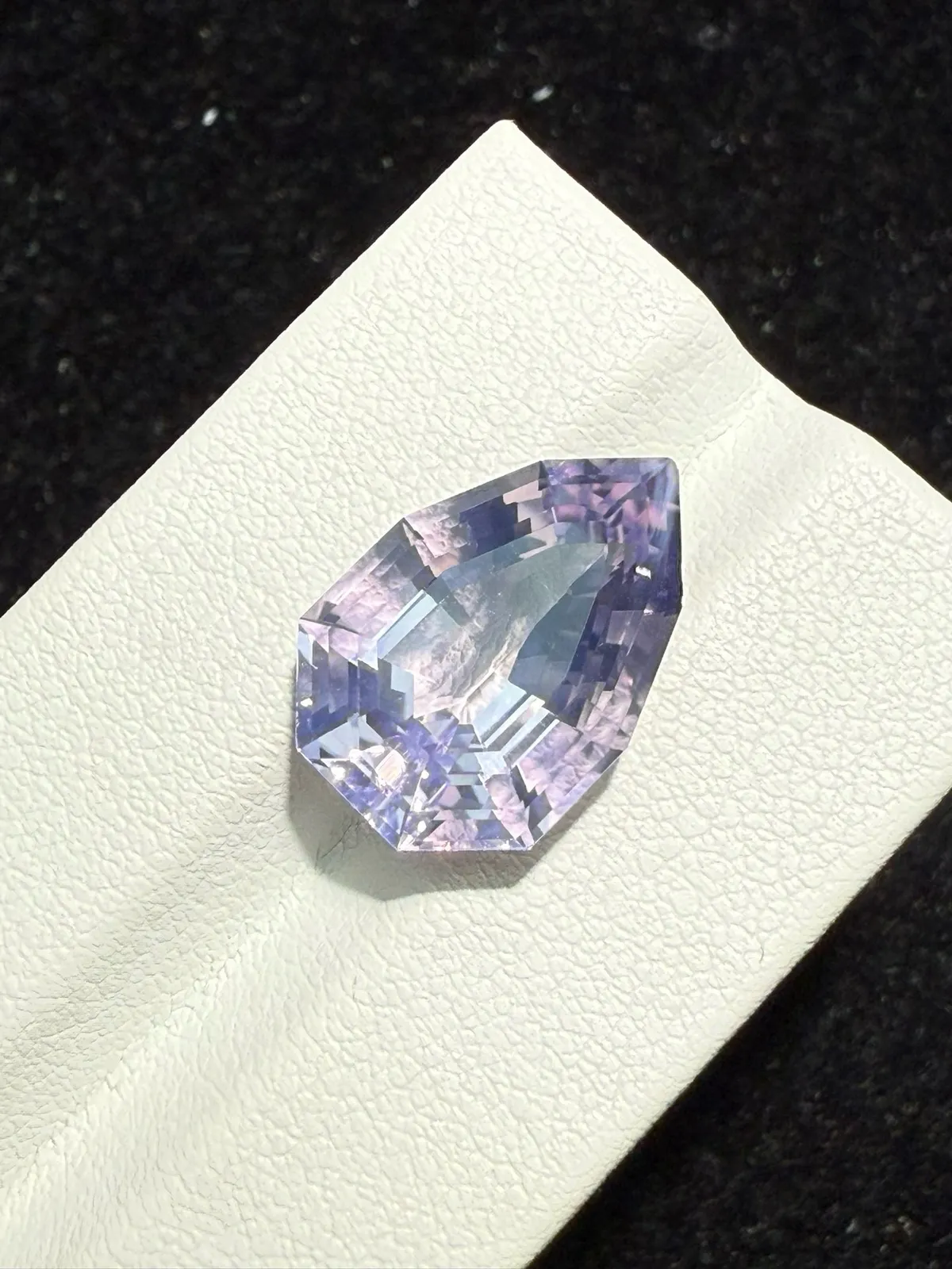 【高端珠宝】天然极美浪漫薰衣草紫晶裸石
重量: 9.29ct  规格: 17*11.7*8.8毫米
