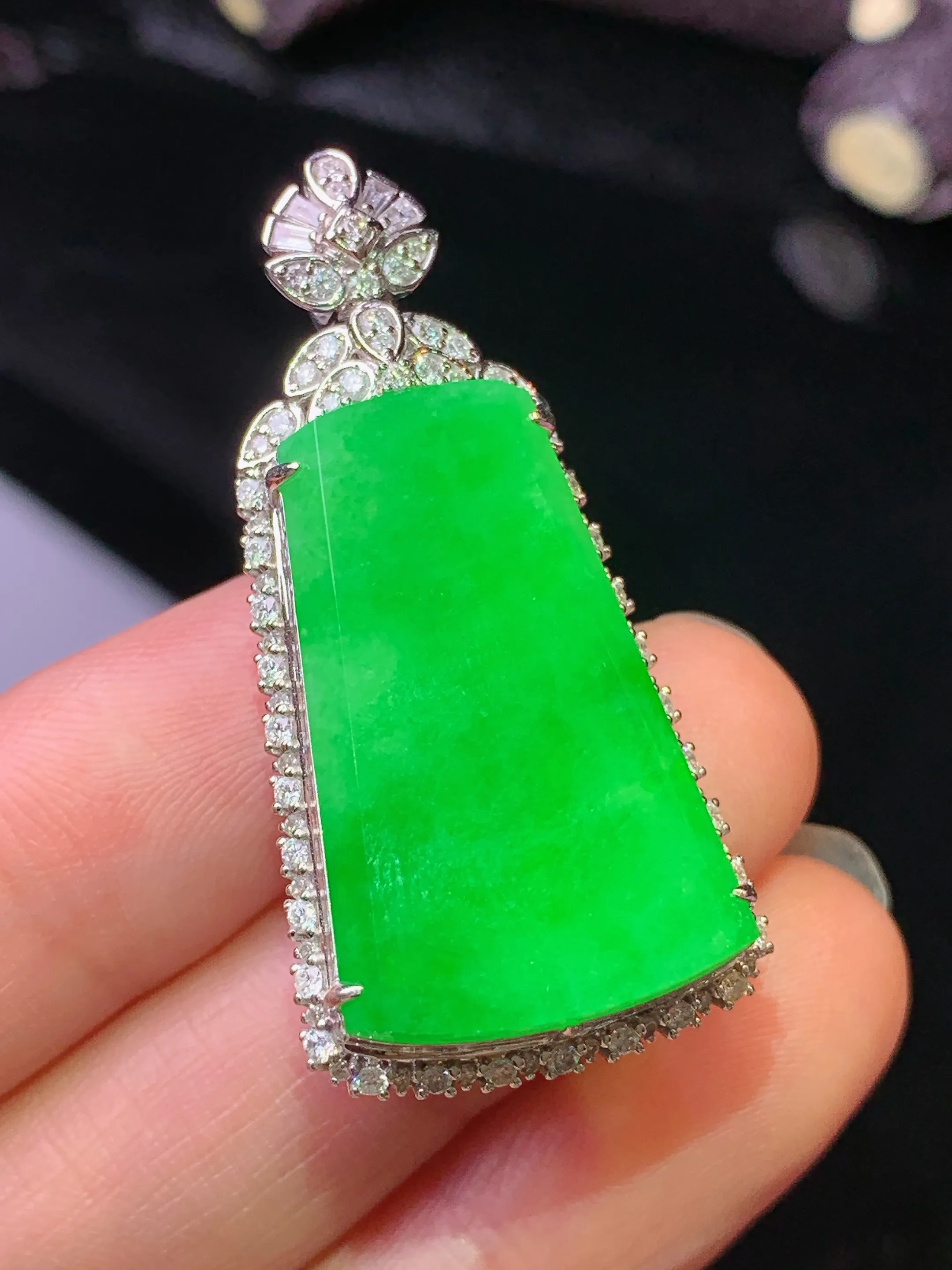 18k金钻镶嵌满绿无事牌吊坠 玉质细腻 色泽清新艳丽 整体尺寸40.6*20*10.3