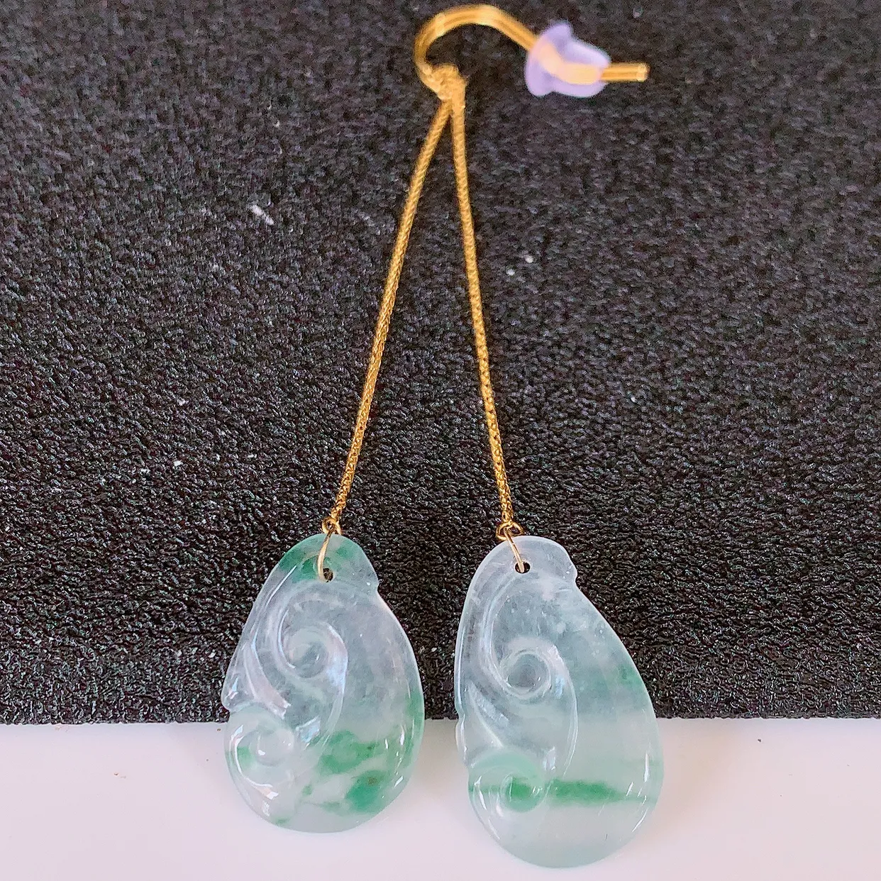 18k金镶嵌冰种飘花翡翠如意耳坠，沁人心脾，耳坠佩戴效果大气出众，尽显气质。种水好，胶感足，颜相当漂亮，高性价比，值得入手品鉴！#41.26整体60.5裸石17.5*10.5*2.5