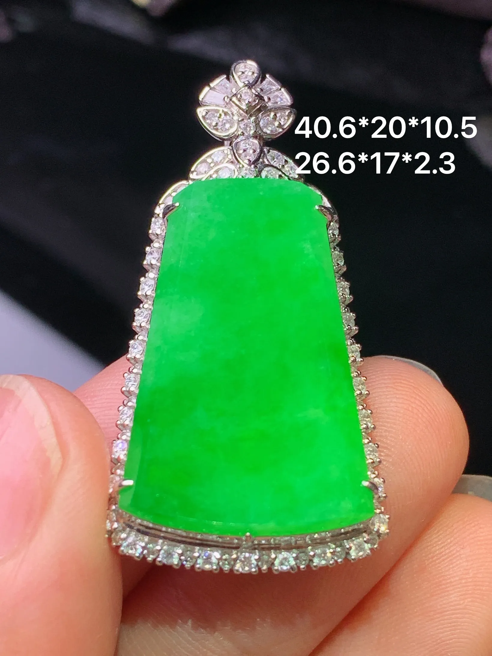 18k金钻镶嵌满绿无事牌吊坠 玉质细腻 色泽清新艳丽 整体尺寸40.6*20*10.3